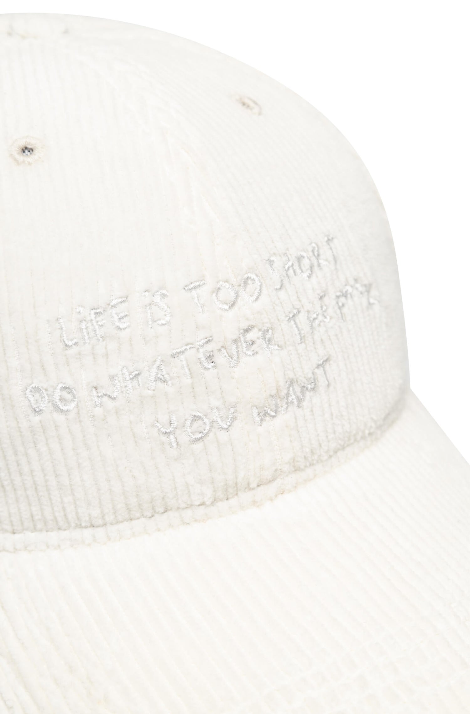 Détail broderie Life Is Too Short sur casquette velours côtelé blanc, AD 402 Ace Denim Paris