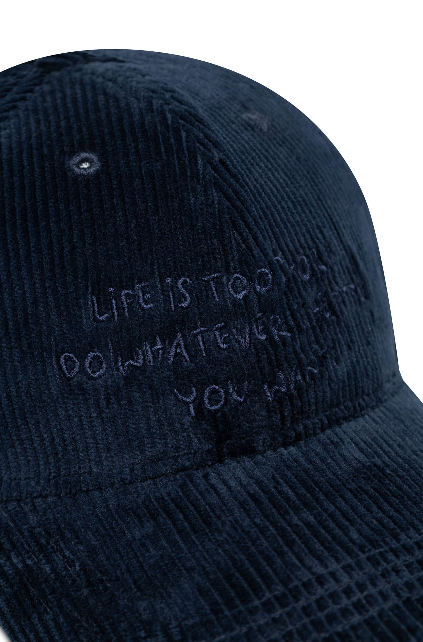 Détail broderie Life Is Too Short sur casquette velours côtelé marine, AD 402 Ace Denim Paris