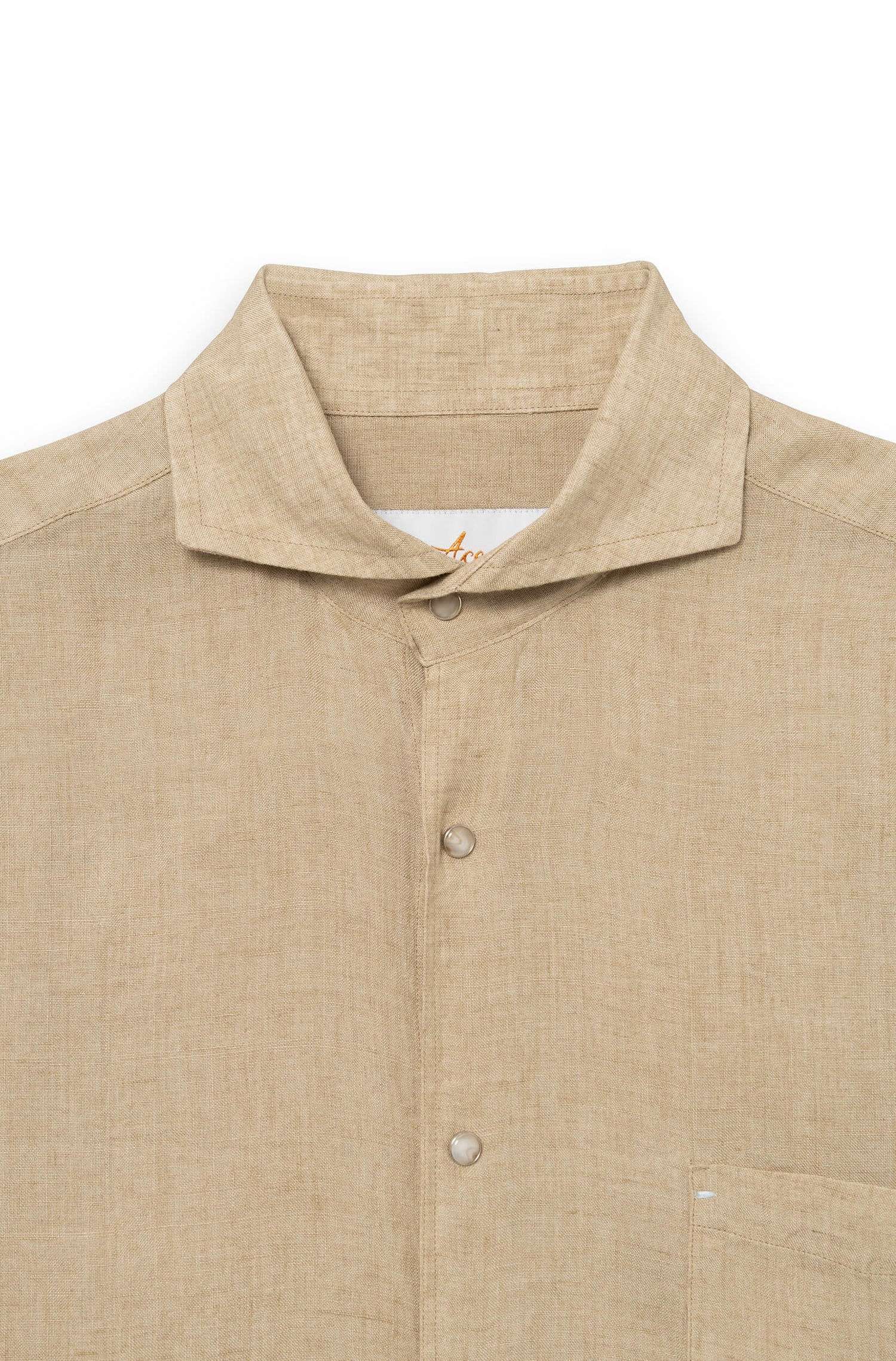 Détail du col chemise et boutons pression signature, coloris camel — AD 73 Ace Denim Paris