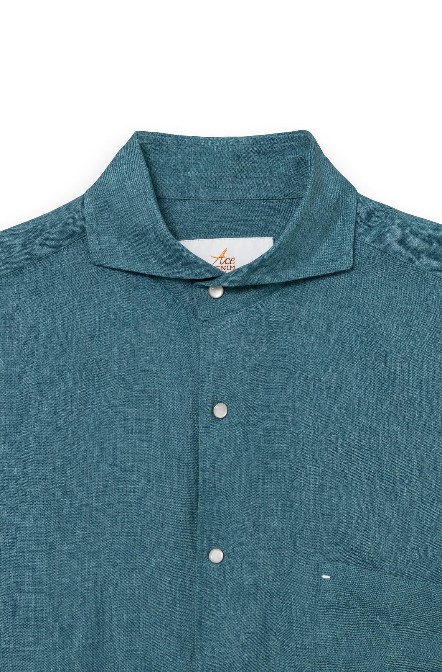 Détail du col chemise et boutons pression signature, coloris turquoise — AD 73 Ace Denim Paris