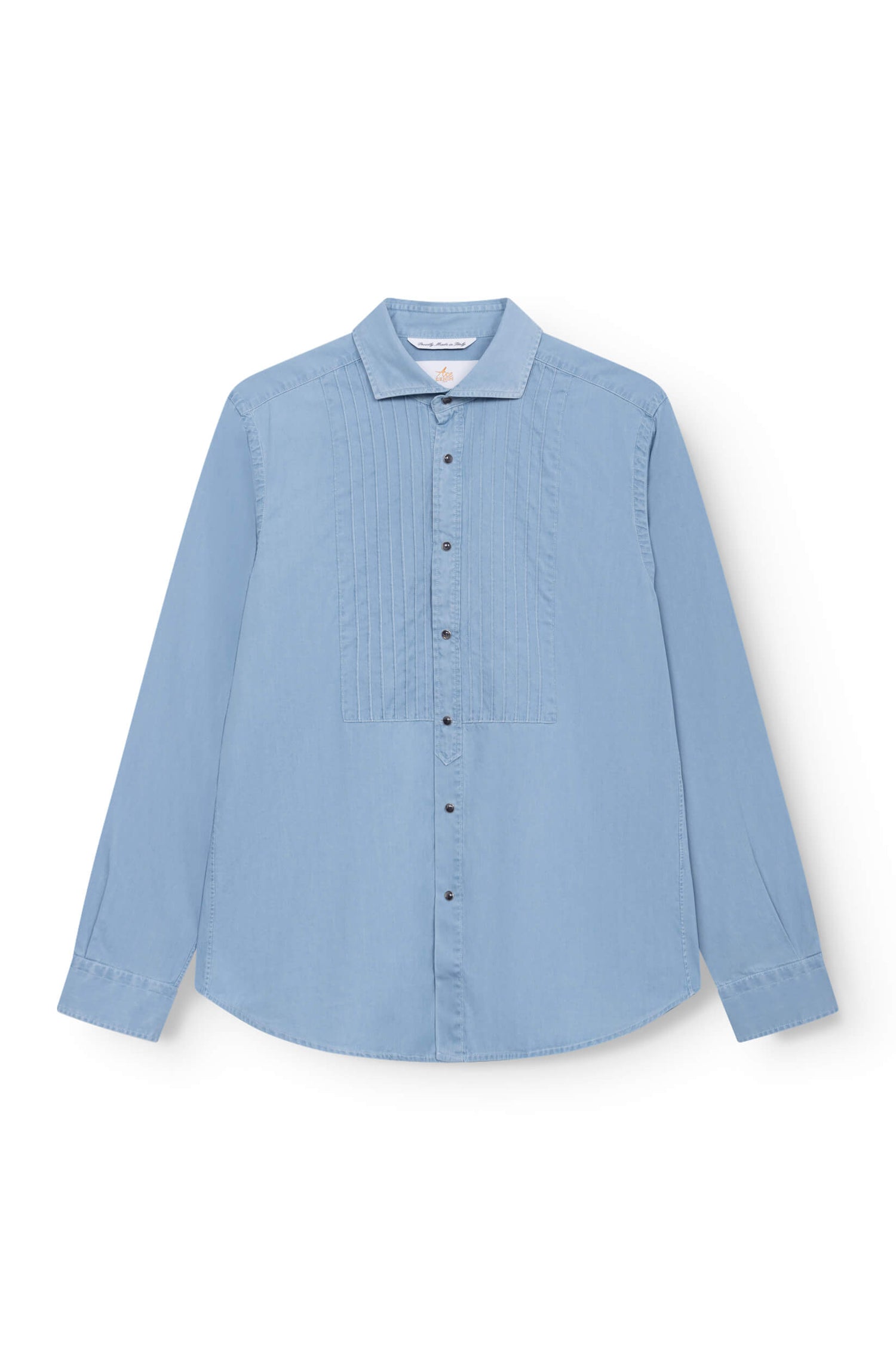 Chemise smoking homme en coton bleu clair avec plastron plissé et boutons nacrés.