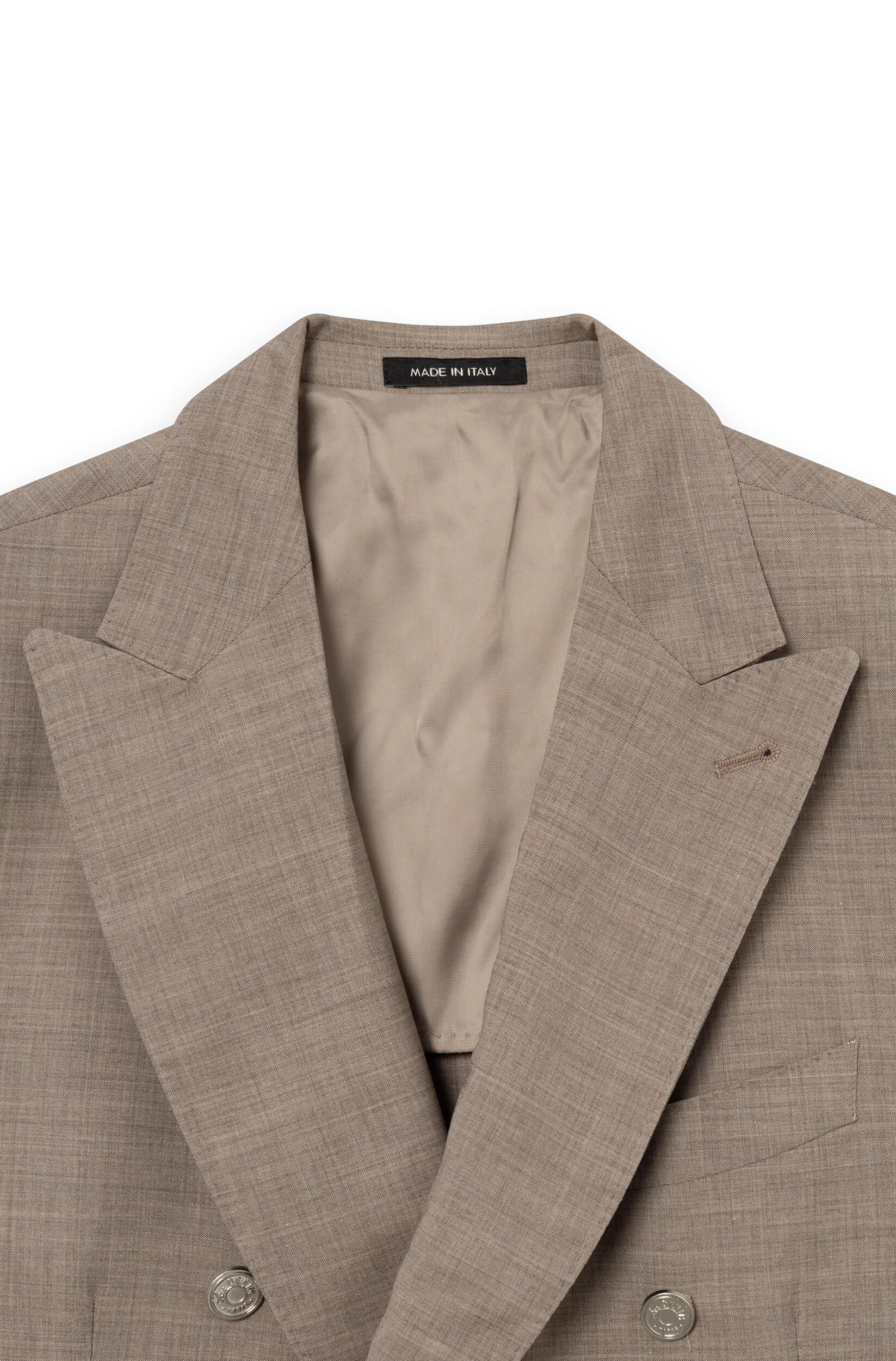 Détail du col du blazer croisé homme  en laine froide Tollegno coloris beige.