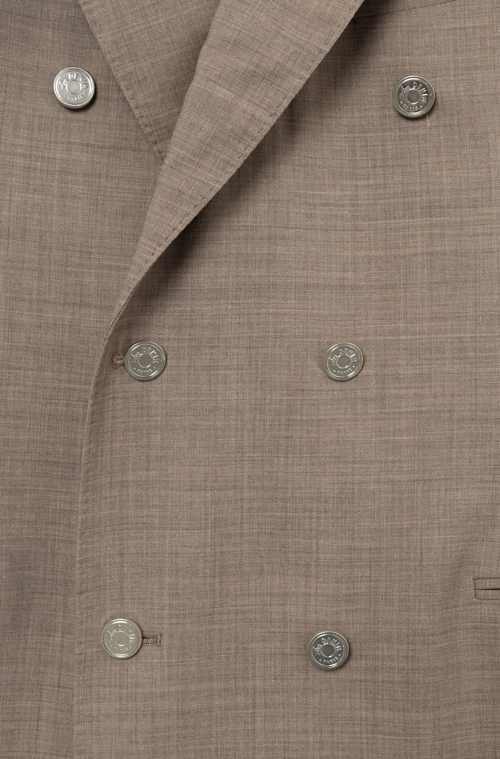 Détail des boutons du blazer croisé homme  en laine froide Tollegno coloris beige.