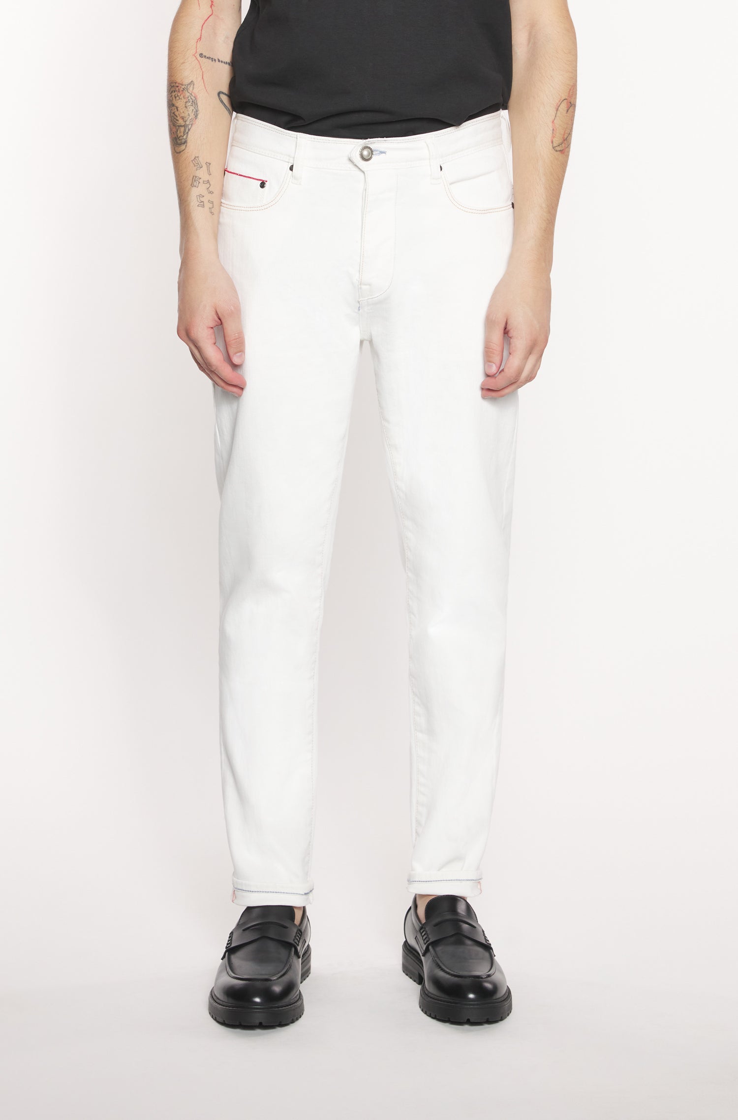 Mannequin portant le jeans blanc en selvedge japonais