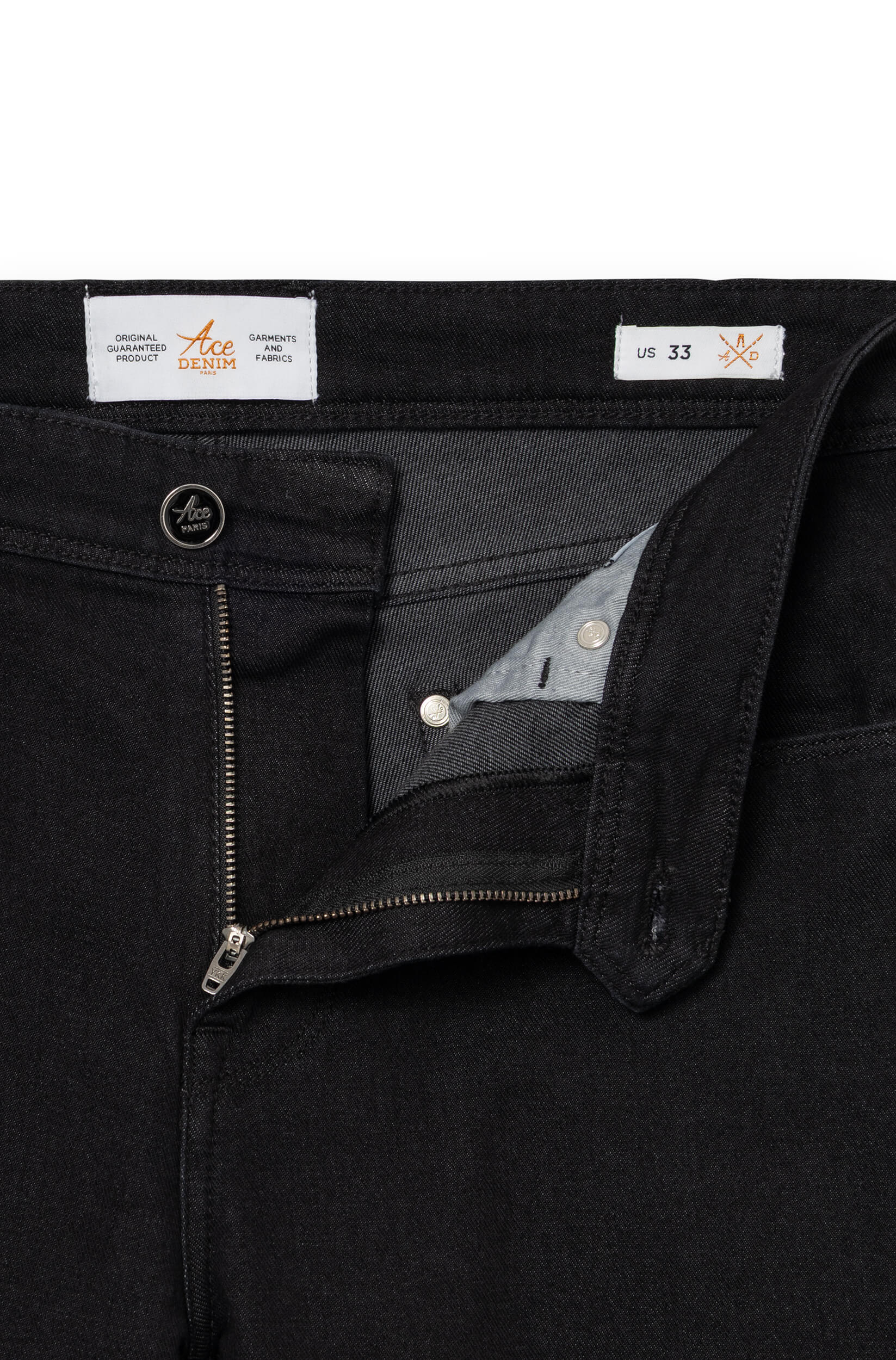 Détail de la braguette zip et du bouton laqué logo gravé Ace Paris sur jean noir — AD 33 Ace Denim Paris