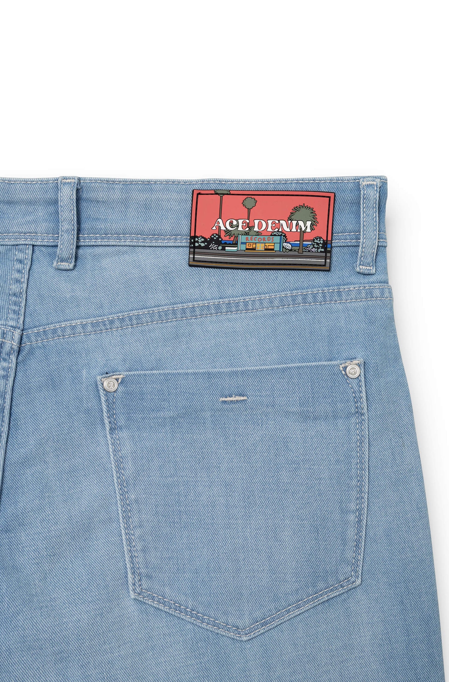 Détail du patch signature en silicone sur la ceinture arrière du jean relaxed AD 33 Bleached — Ace Denim Paris