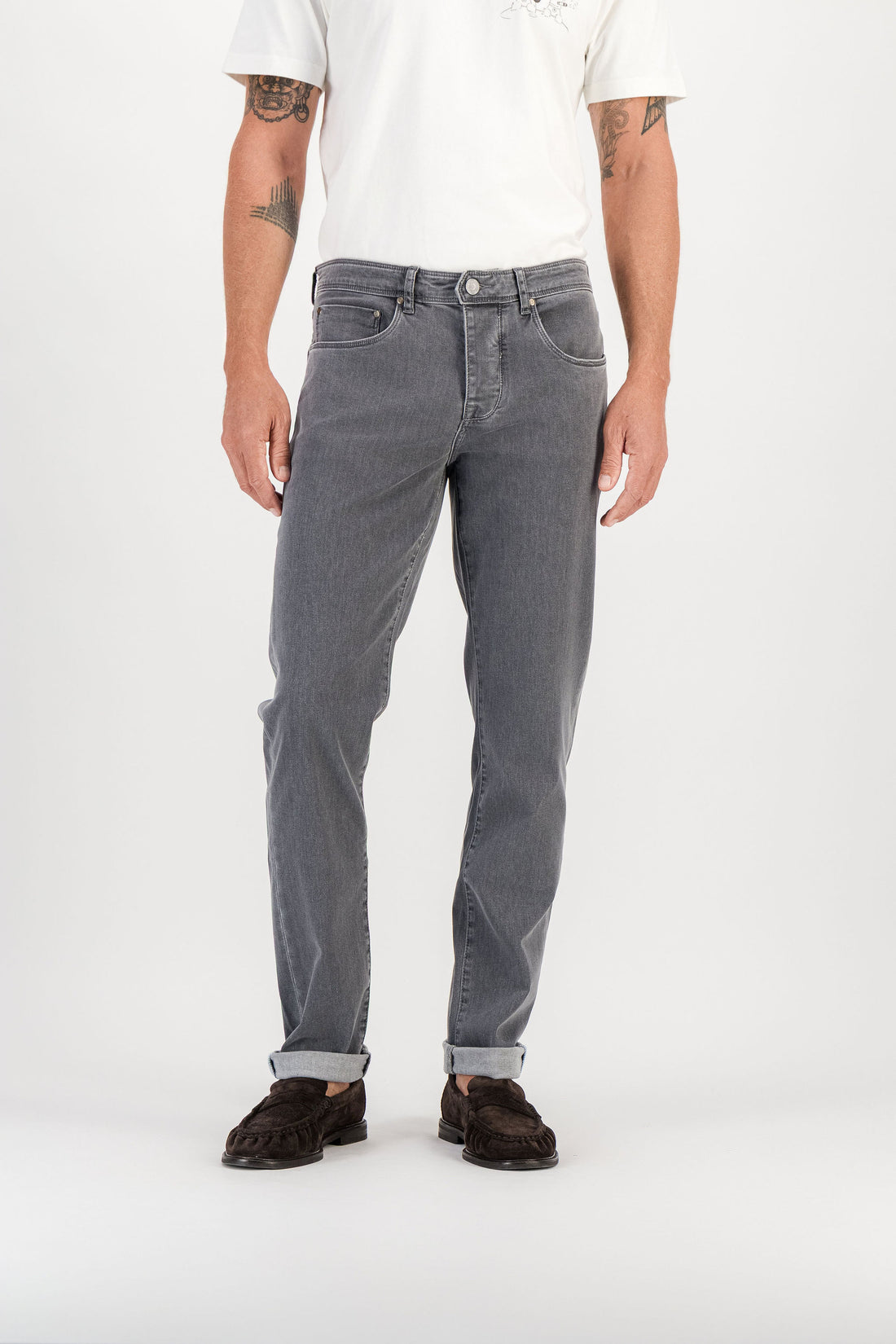Jean denim Gris porté vue face, revers bas de jambe, mannequin 1m86 taille 32 — Ace Denim Paris