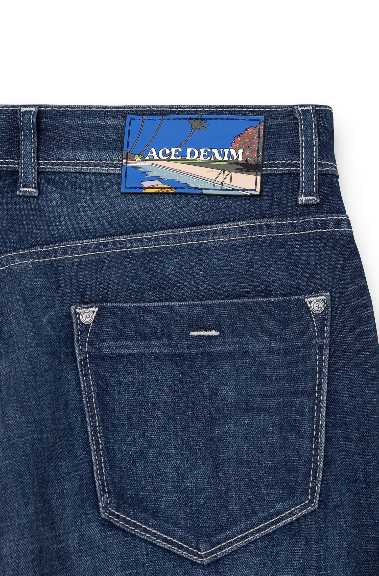 Détail du patch brodé signature en ceinture arrière du jean AD 33 — Ace Denim Paris