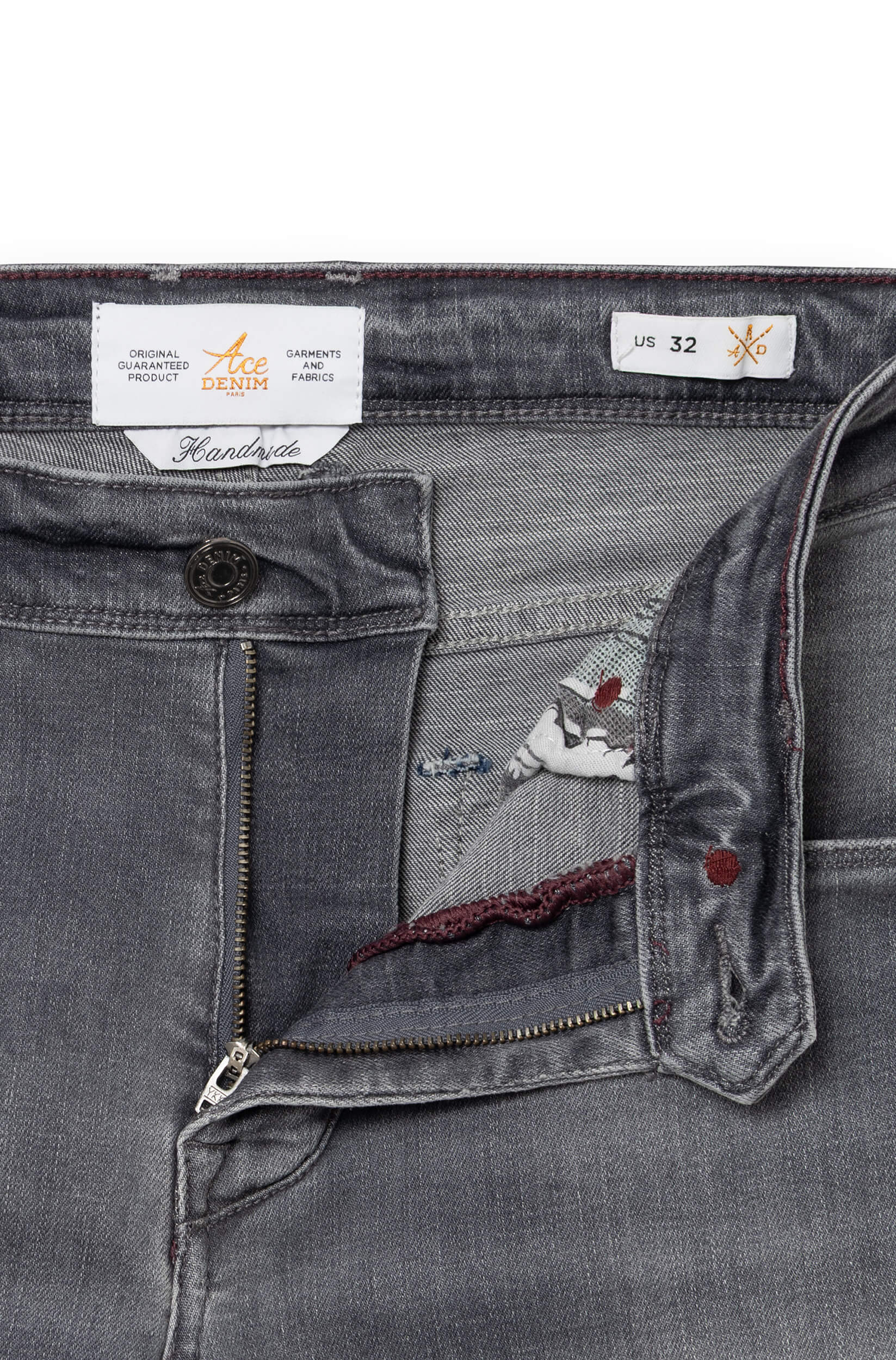 Detail of the front of the gray jeans AD03 with metal button and fly