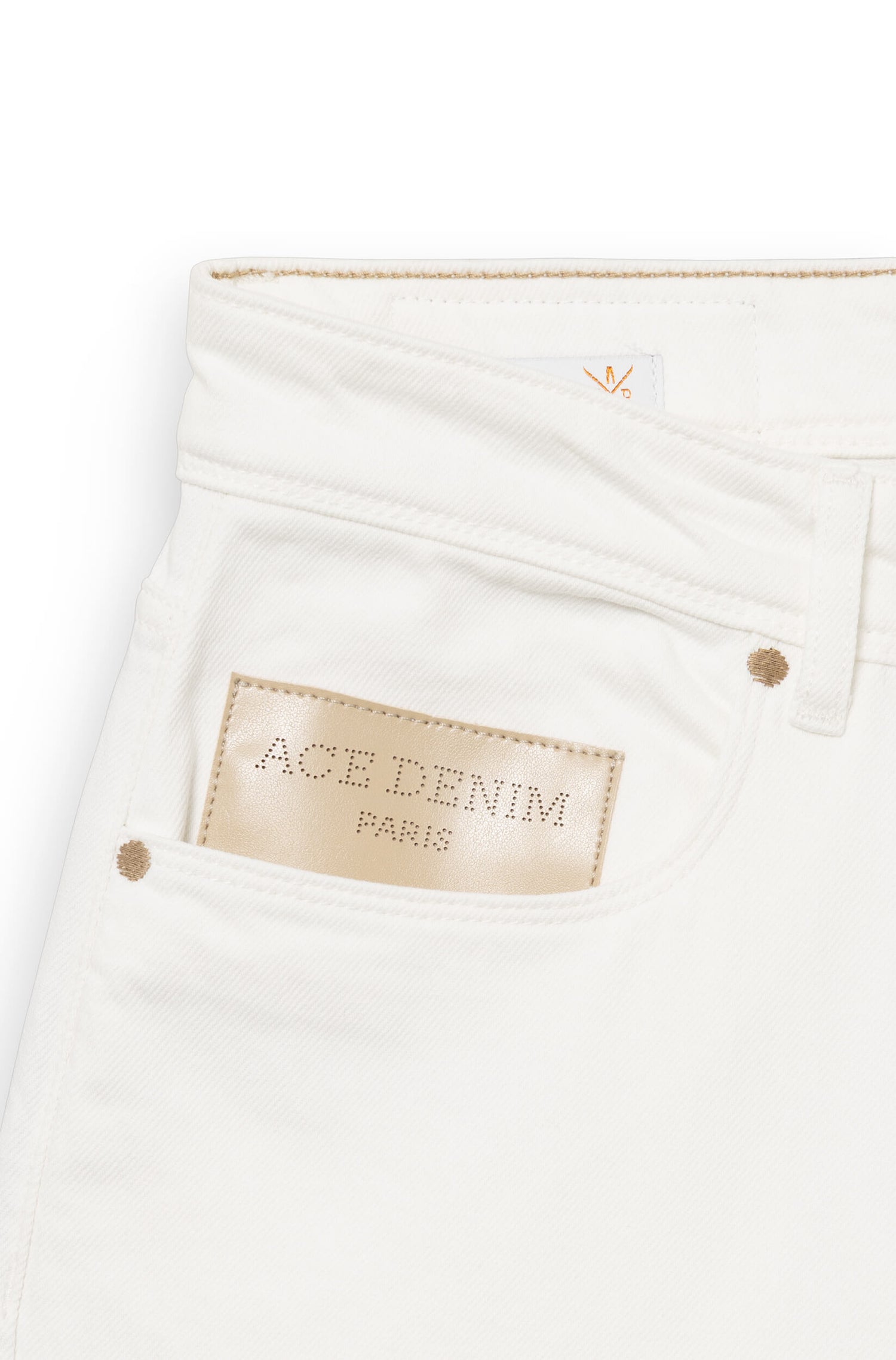 Détail du patch en cuir beige gravé Ace Denim paris à l&