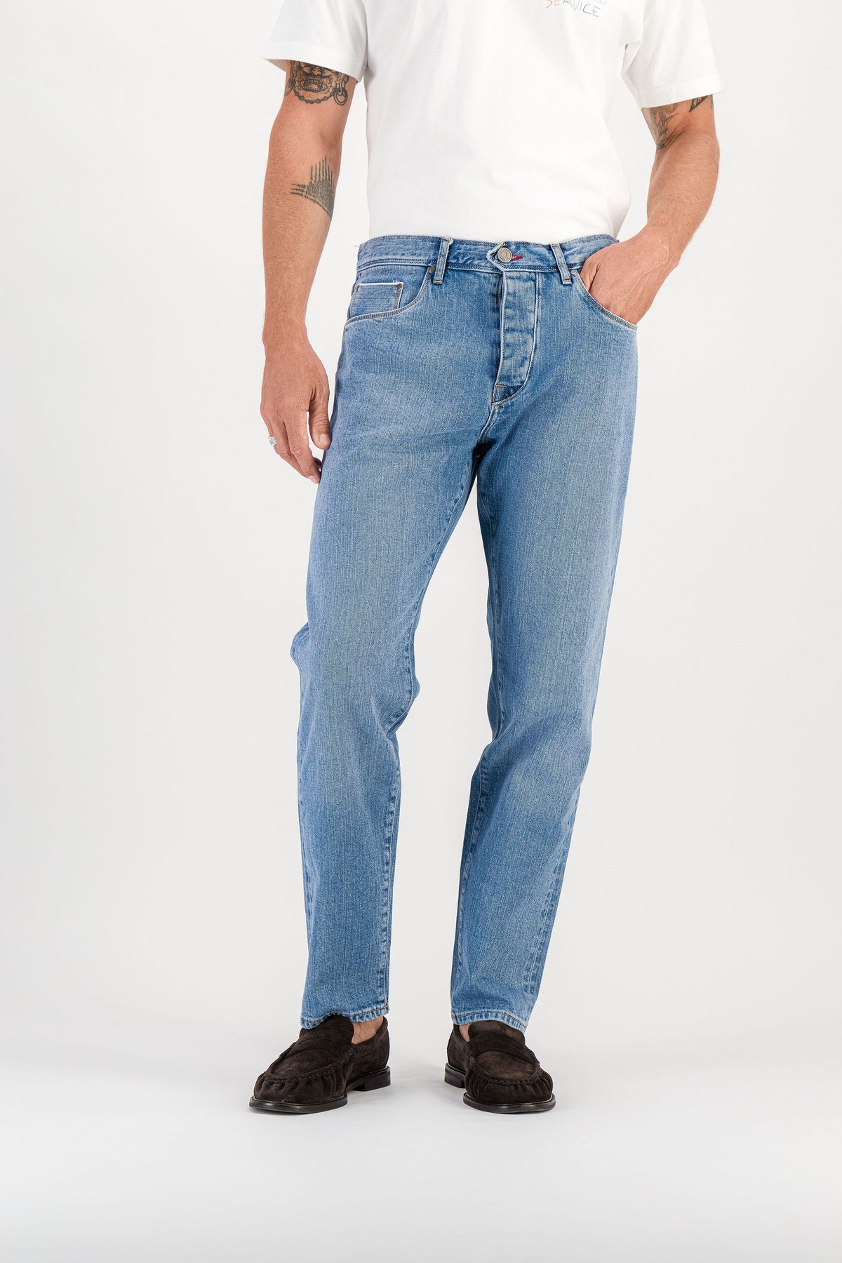 Jean carotte Kurabo light stone porté main dans la poche vue de face — AD 56 Ace Denim Paris