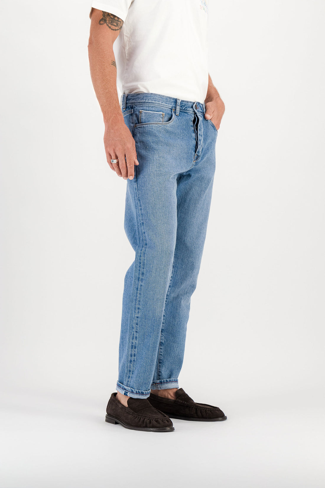 Jean carotte Kurabo light stone vue de côté, patch brodé Mont Fuji visible en ceinture — AD 56 Ace Denim Paris