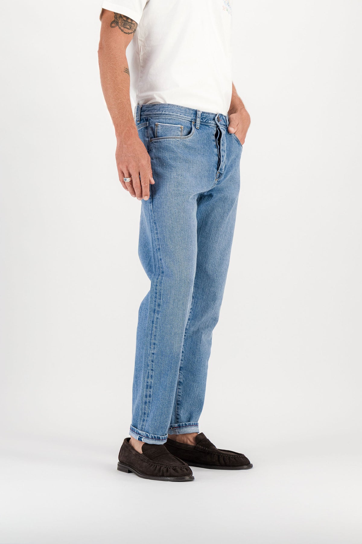 Jean carotte Kurabo light stone vue de côté, patch brodé Mont Fuji visible en ceinture — AD 56 Ace Denim Paris