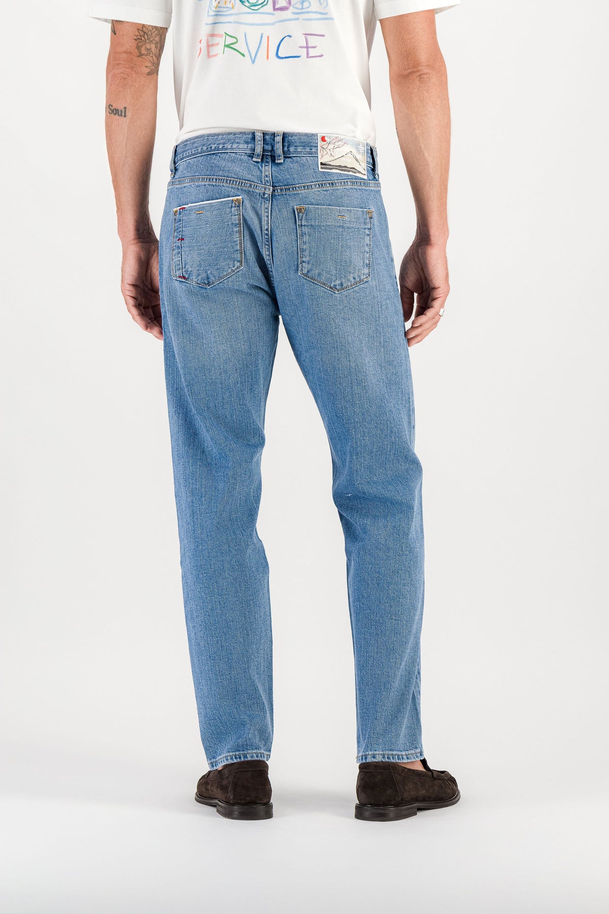 Vue dos jean carotte Kurabo light stone porté, poches arrière et patch brodé Mont Fuji — AD 56 Ace Denim Paris
