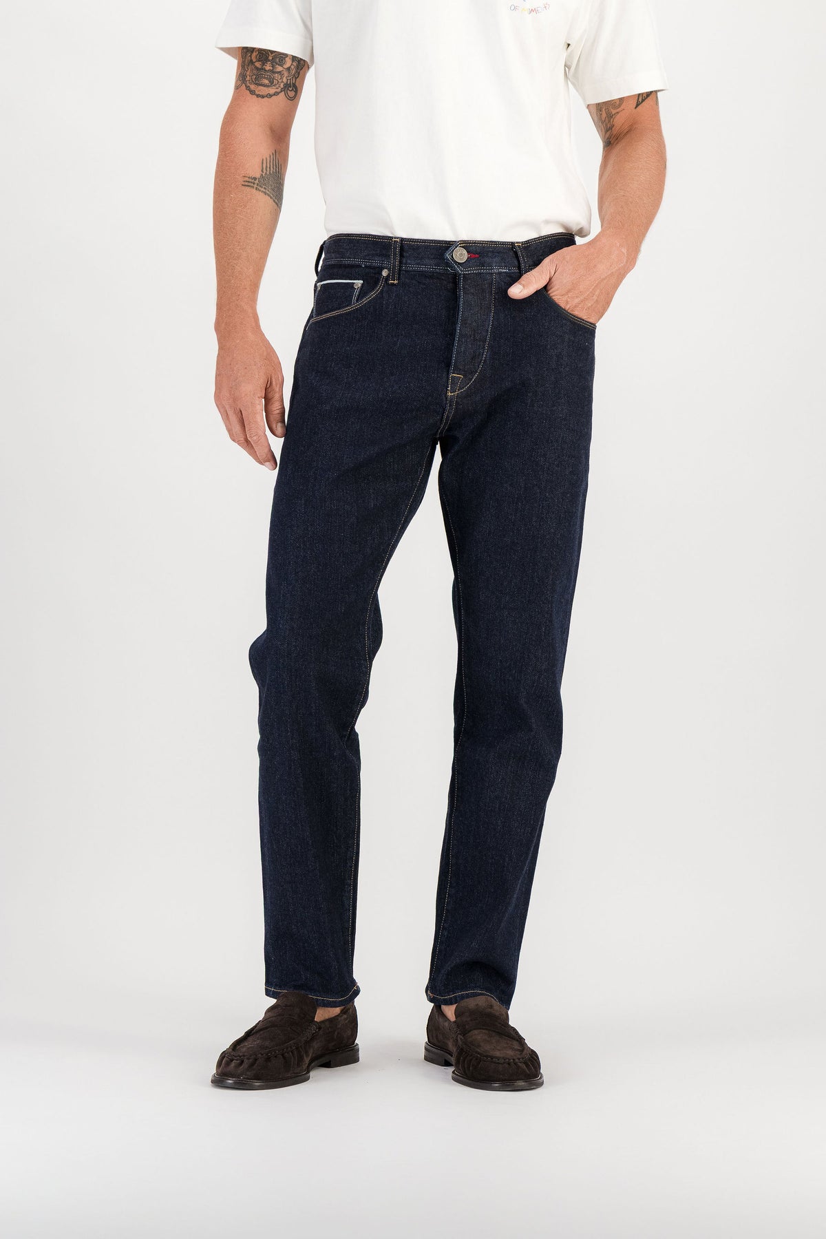 Jean carotte Kurabo brut porté main dans la poche vue de face — AD 56 Ace Denim Paris