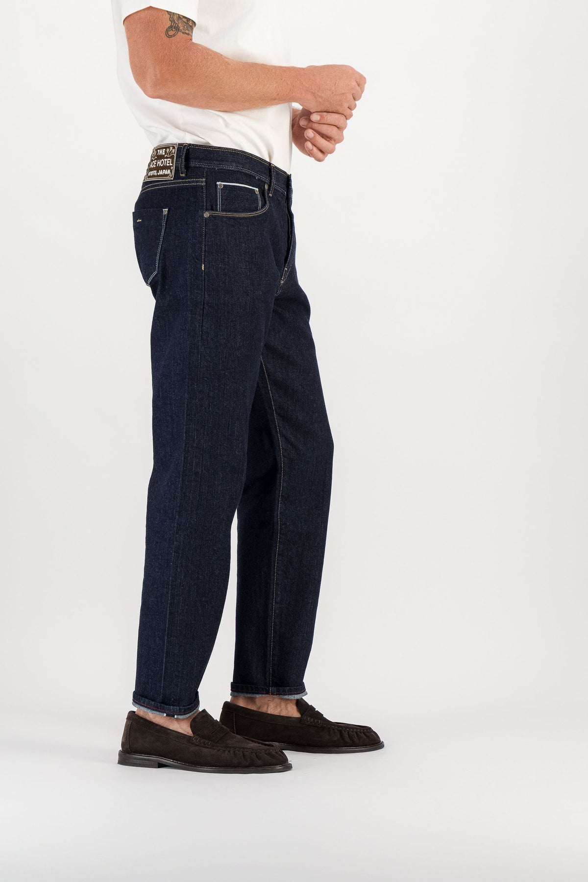 Jean carotte Kurabo brut vue de côté, patch Ace Hotel Kyoto visible en ceinture — AD 56 Ace Denim Paris