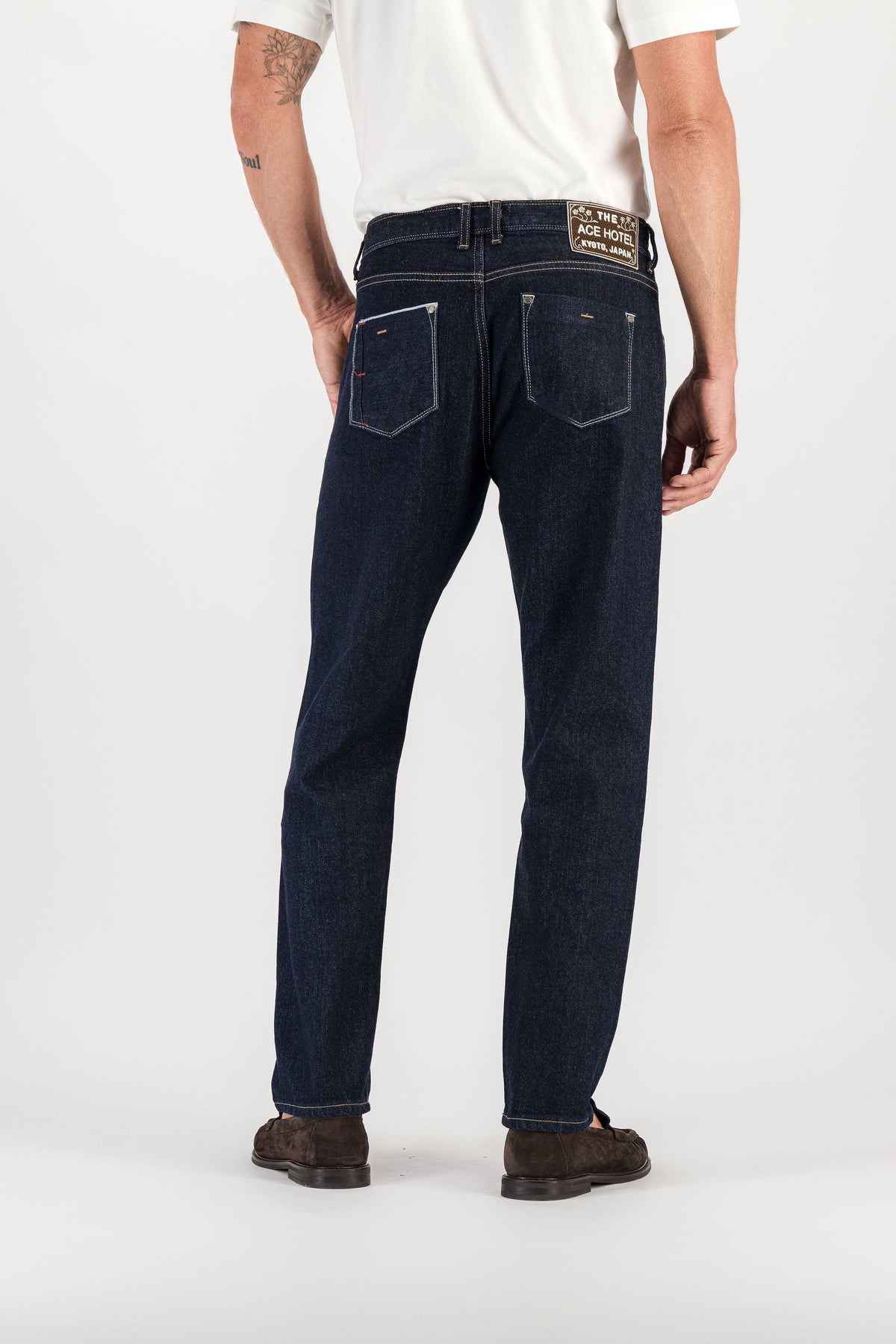 Vue dos jean carotte Kurabo brut porté, poches arrière et patch Ace Hotel Kyoto — AD 56 Ace Denim Paris