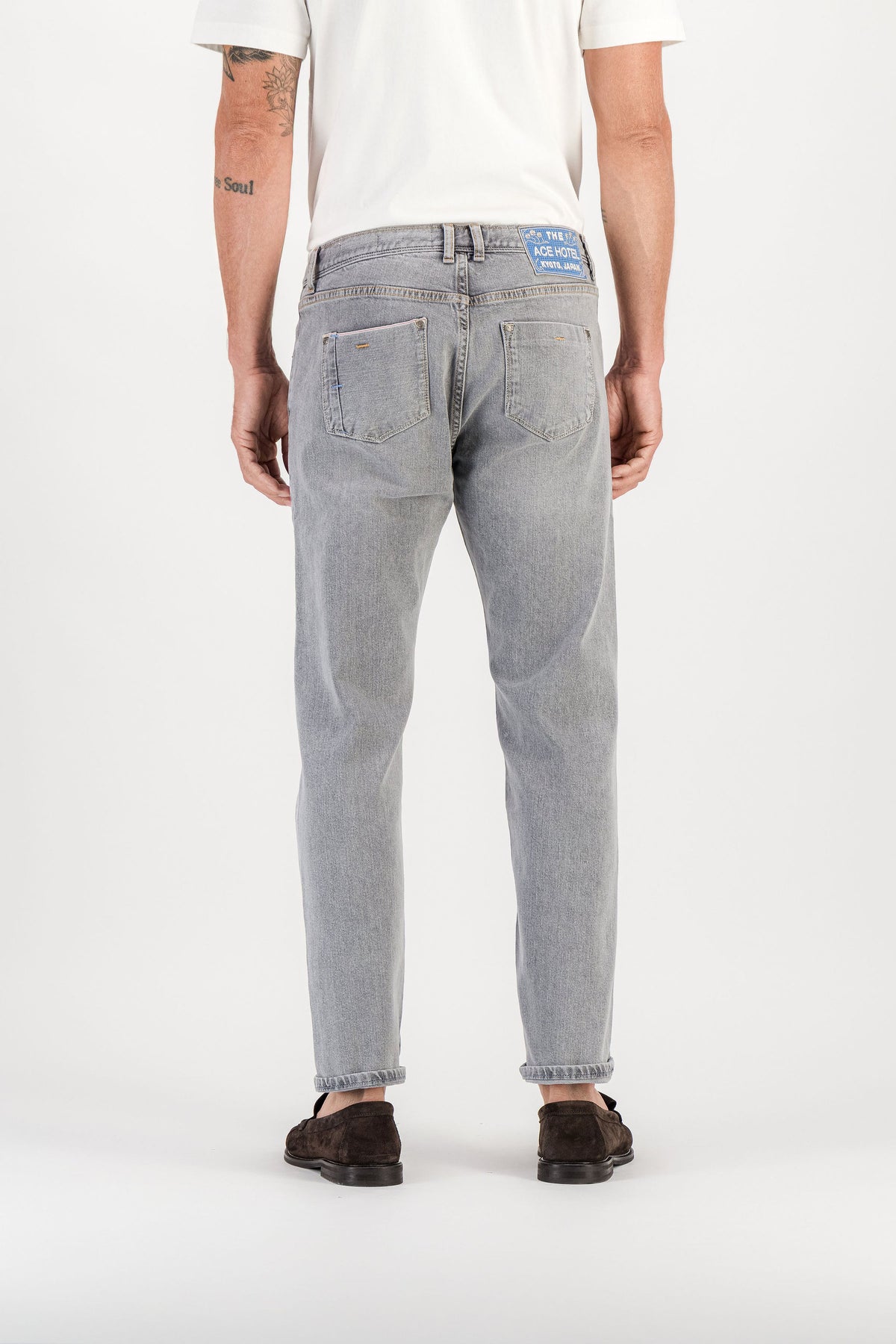 Vue dos jean carotte Kurabo gris clair porté, poches arrière et patch Ace Hotel Kyoto — AD 56 Ace Denim Paris