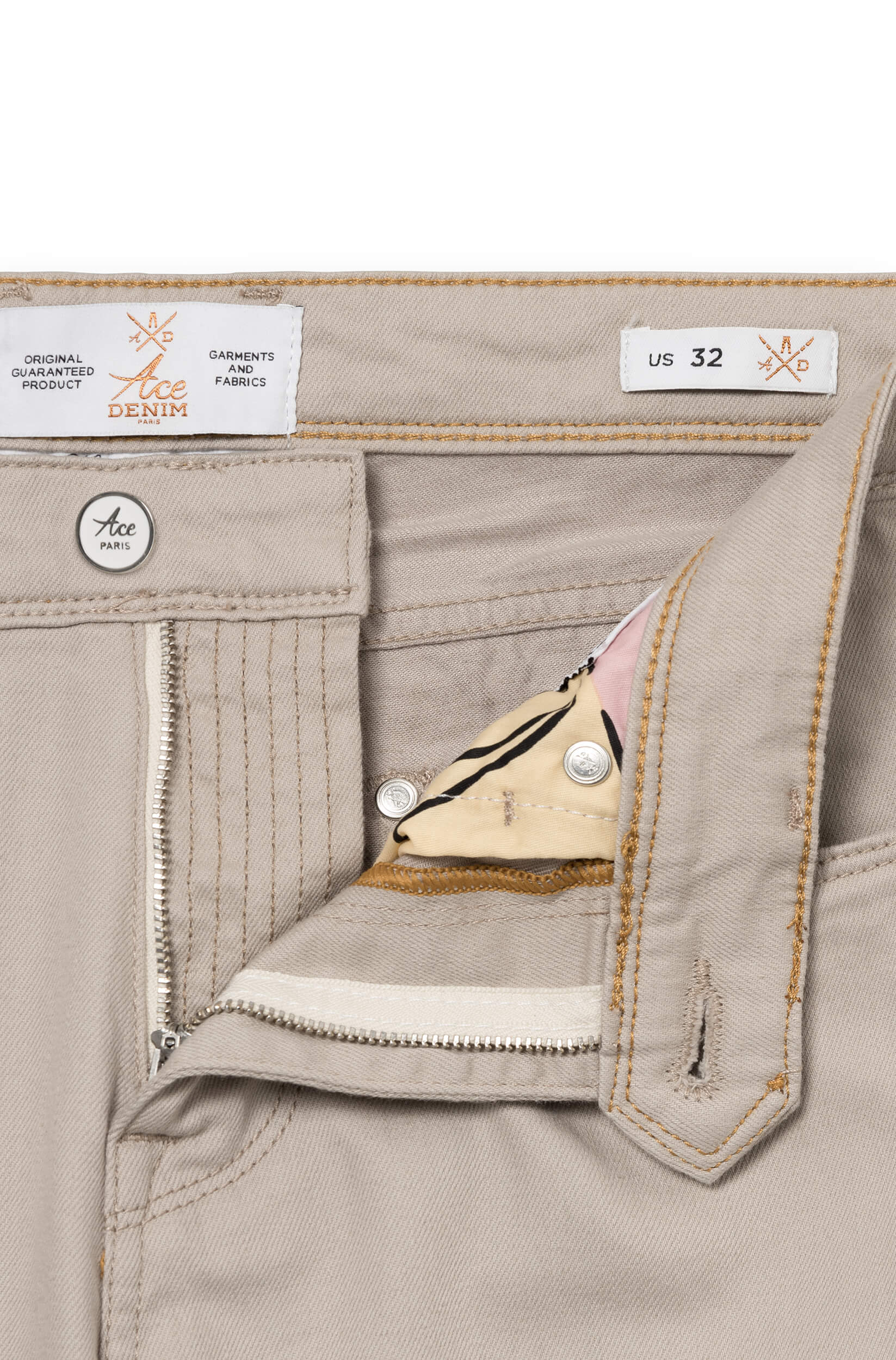 Zipper fly of the beige trousers
