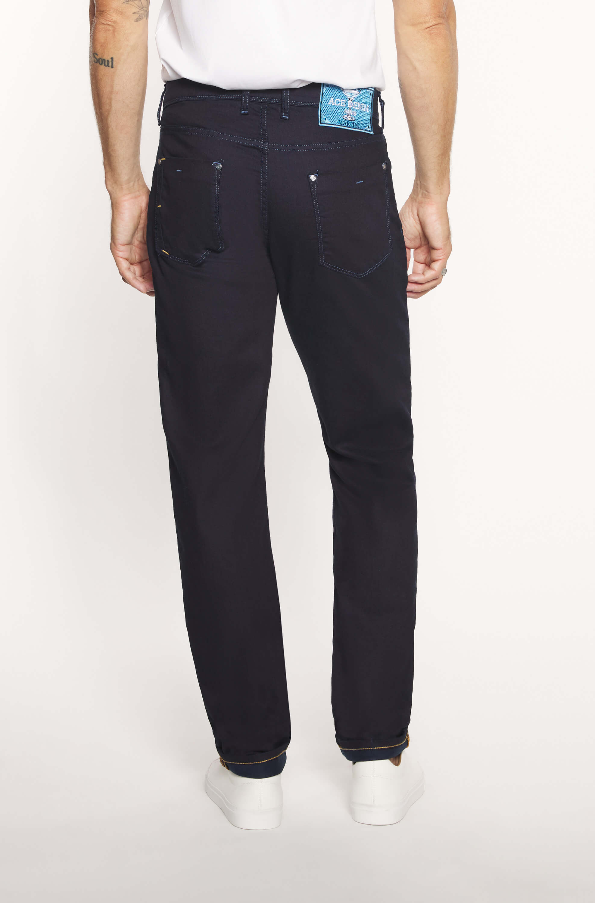 Dos du mannequin portant le jeans slim en coton et lin brut pour homme