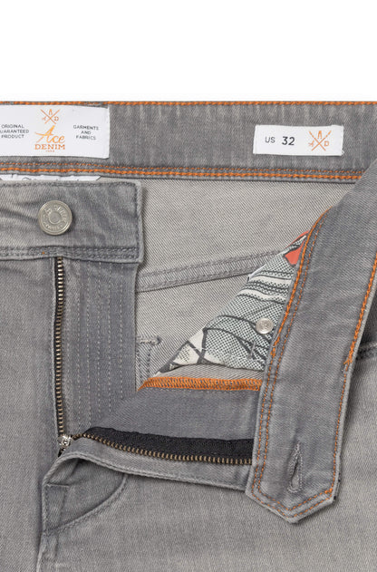 Détail de la braguette et du bouton en métal du jeans gris en cachemire