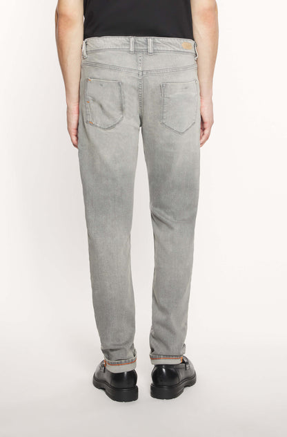 Vue de dos du mannequin portant le jeans gris clair AD25 en cachemire