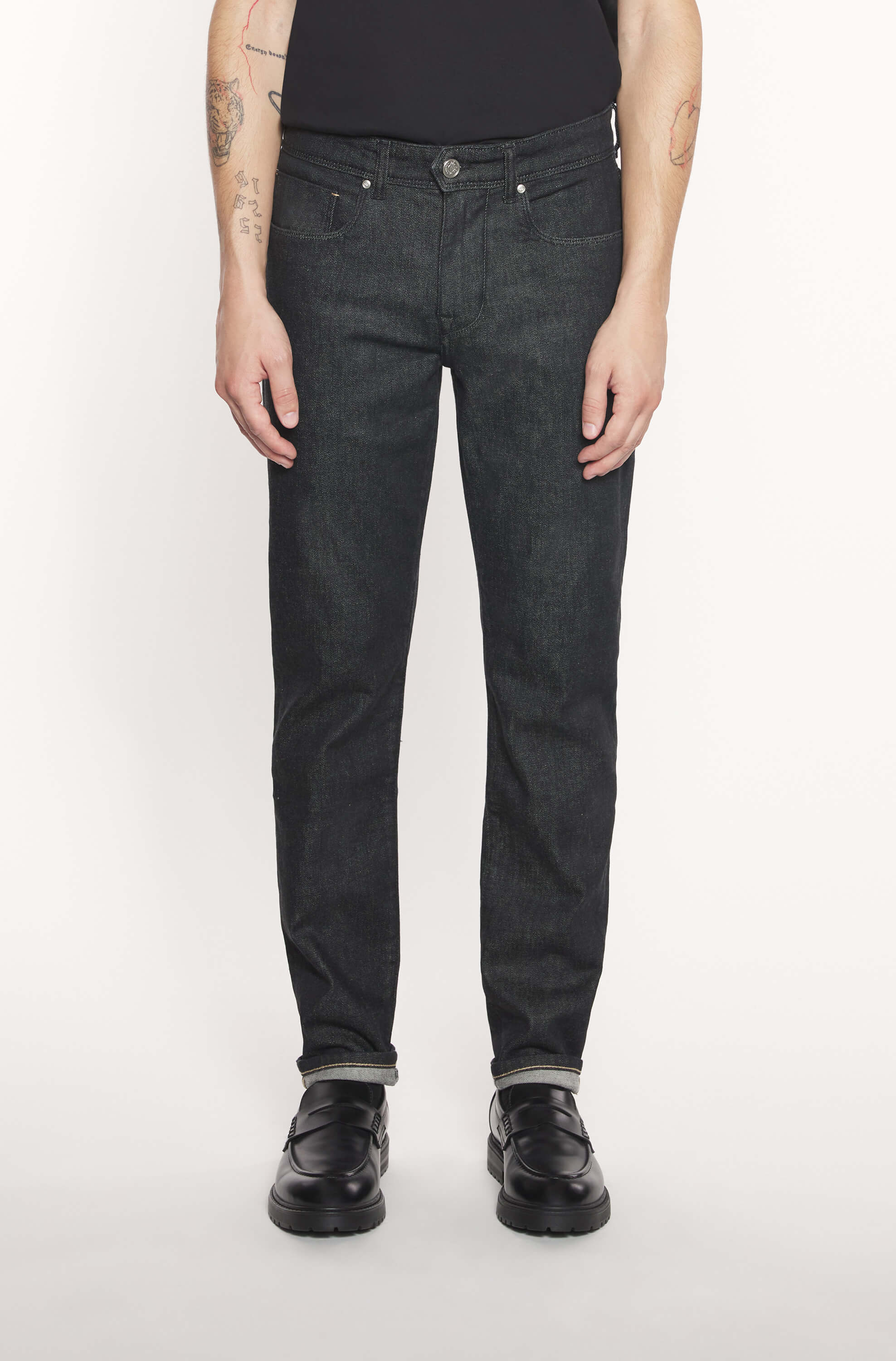 Mannequin wearing the black cashmere jeans AD25