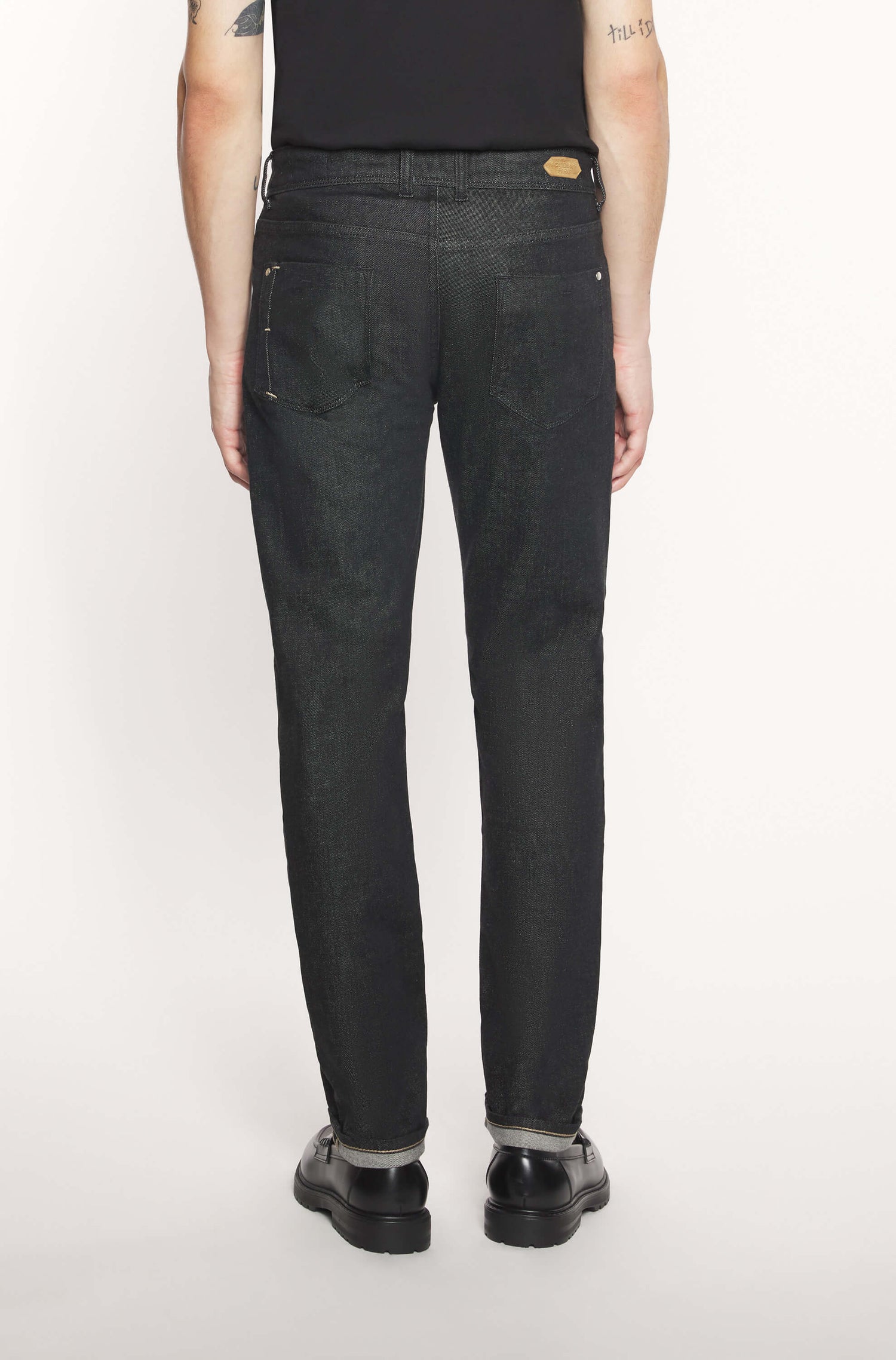 Vue de dos du mannequin portant le jeans noir en cachemire