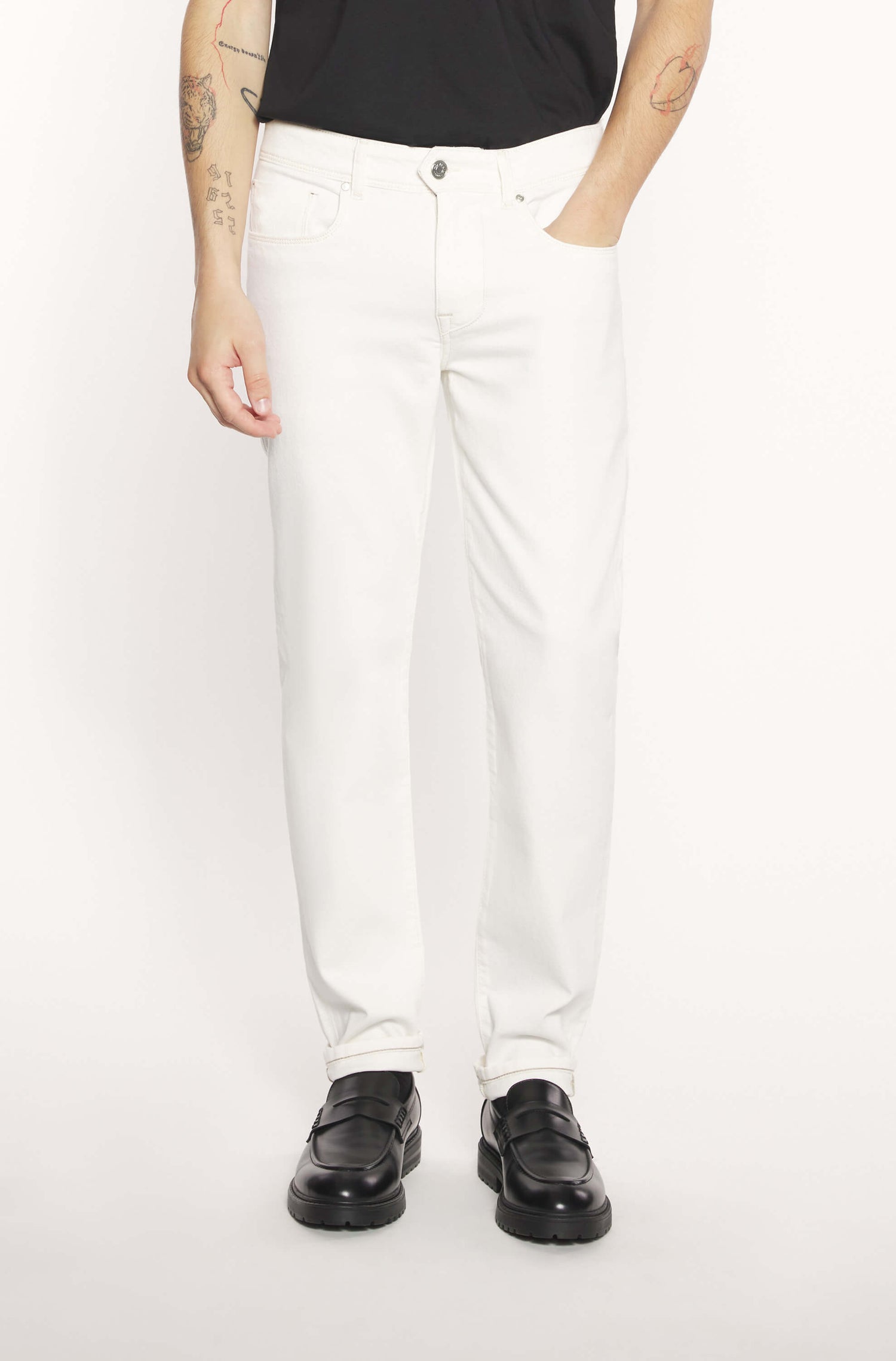 Mannequin portant le jeans en cachemire blanc 