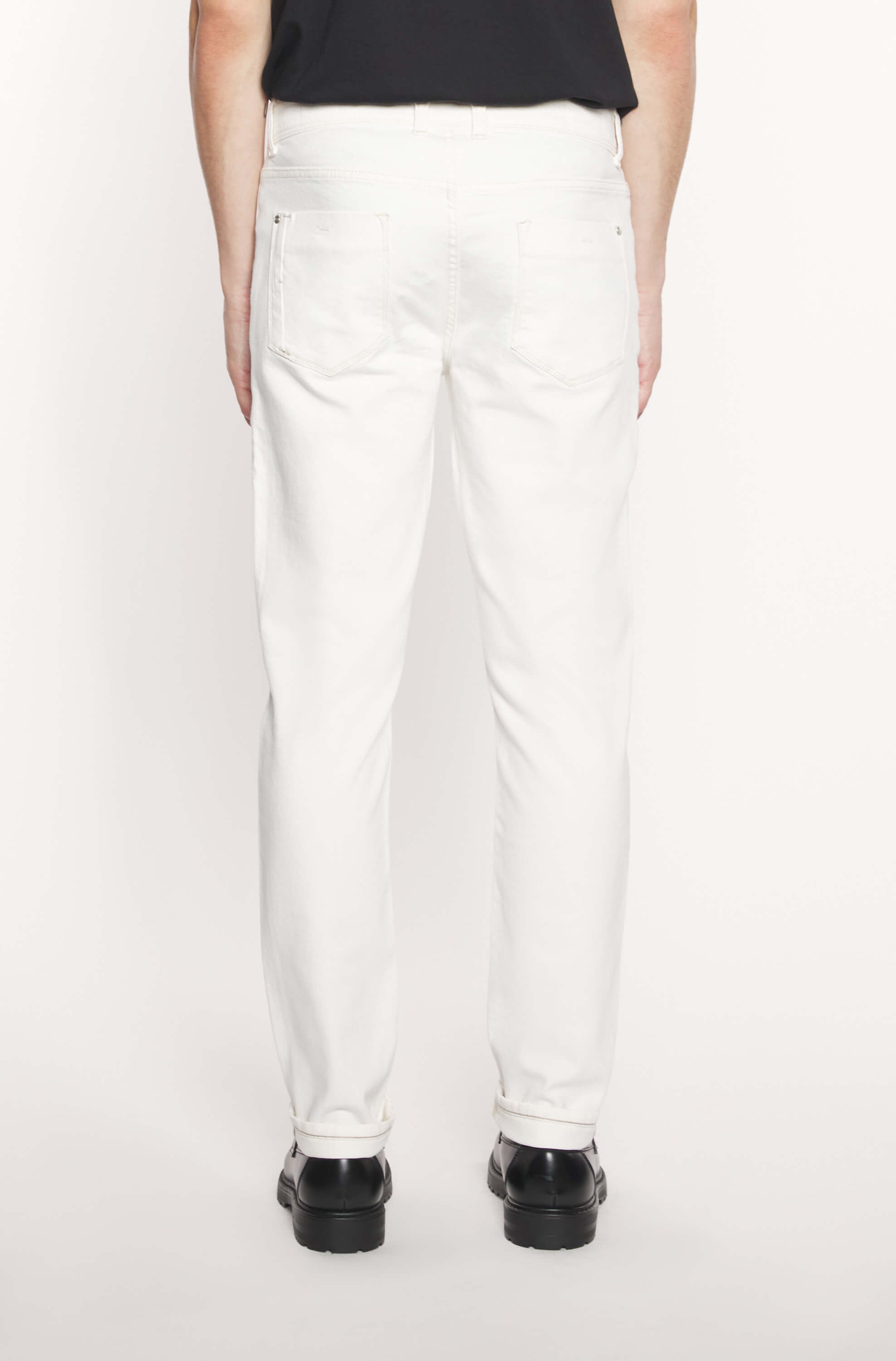 View of the back of the model wearing the white jeans