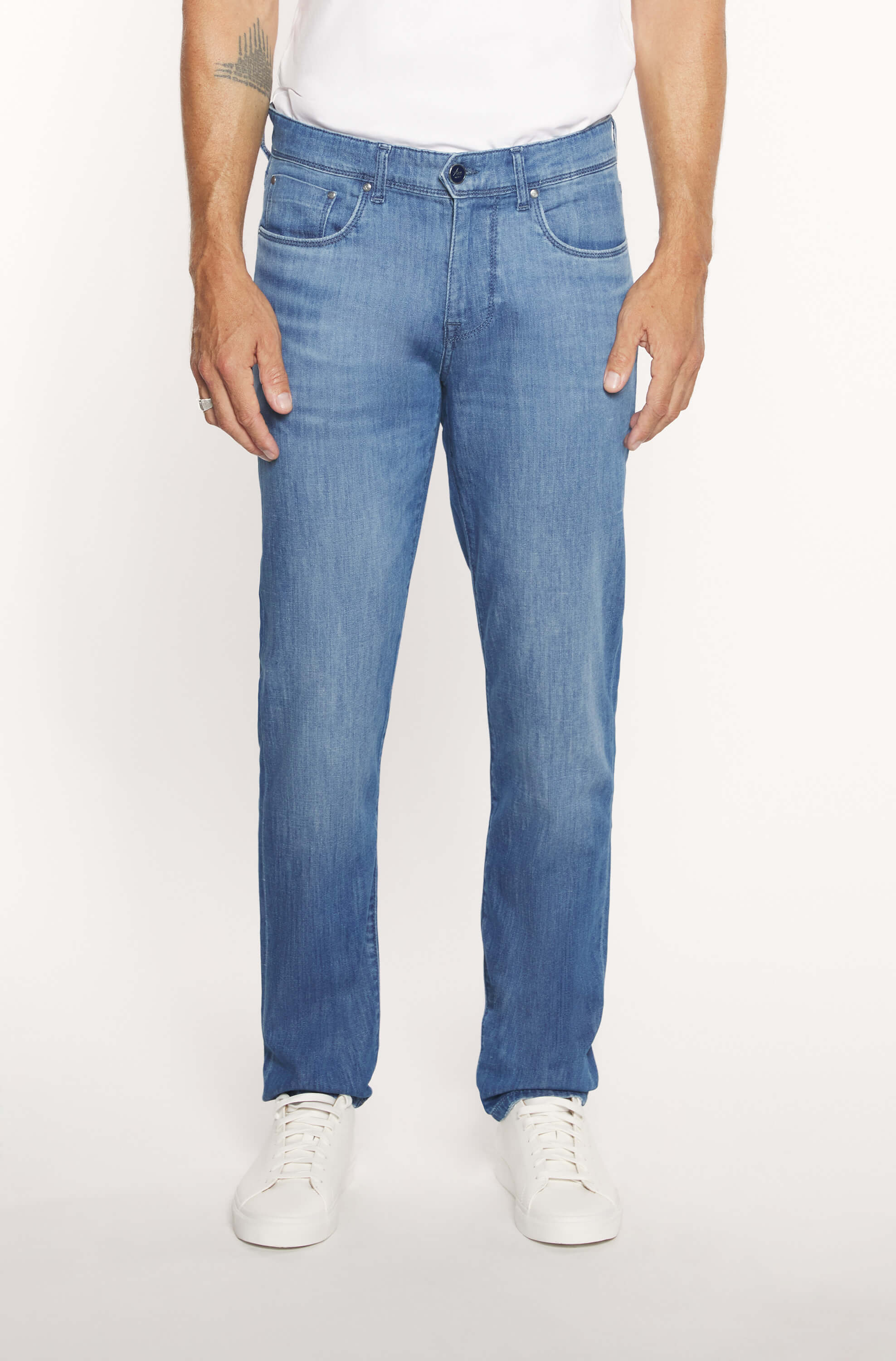 Mannequin wearing the slim jeans made of cotton and flax in blue for men