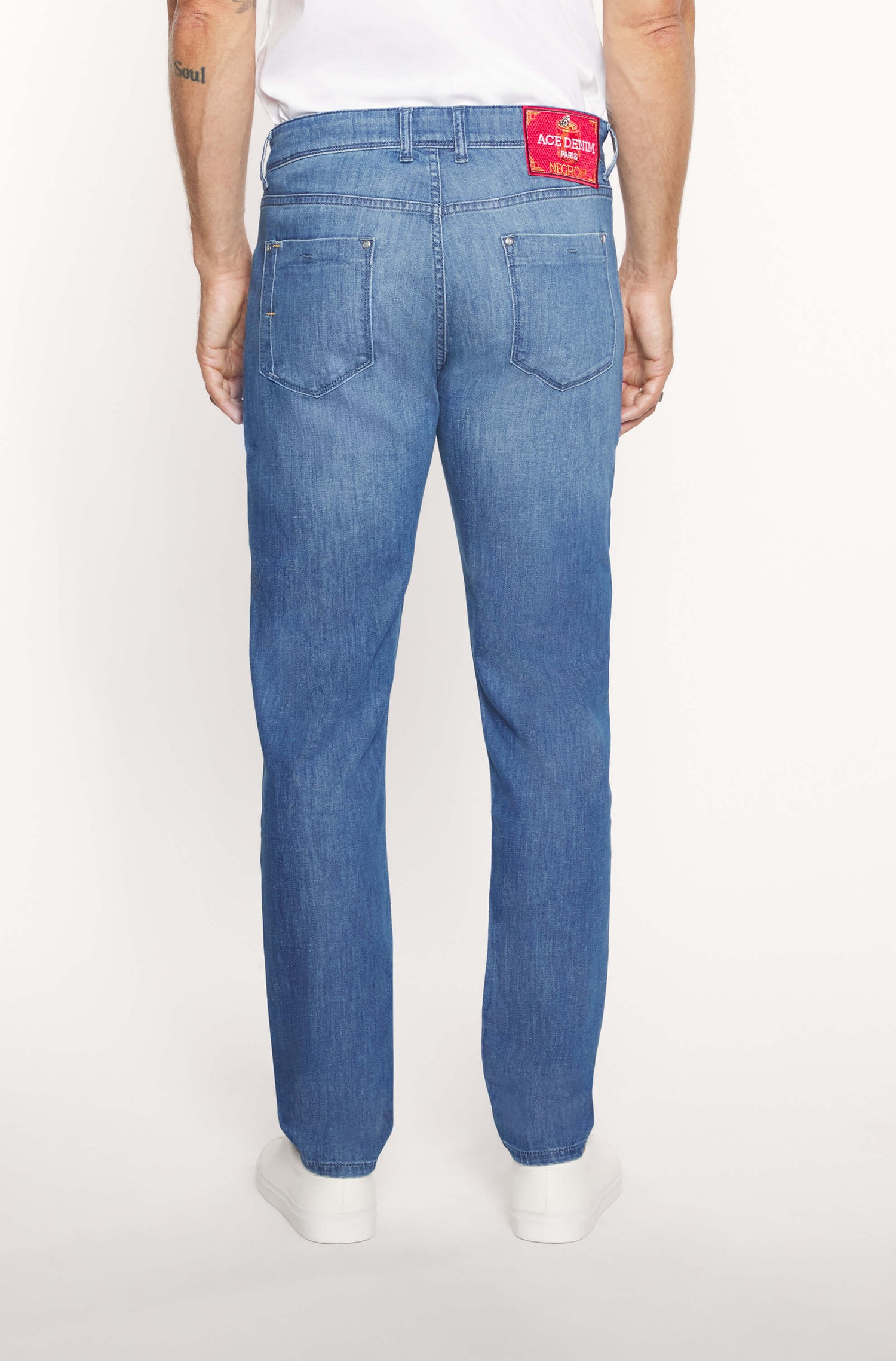 Dos du mannequin portant le jeans slim en coton et lin bleu pour homme