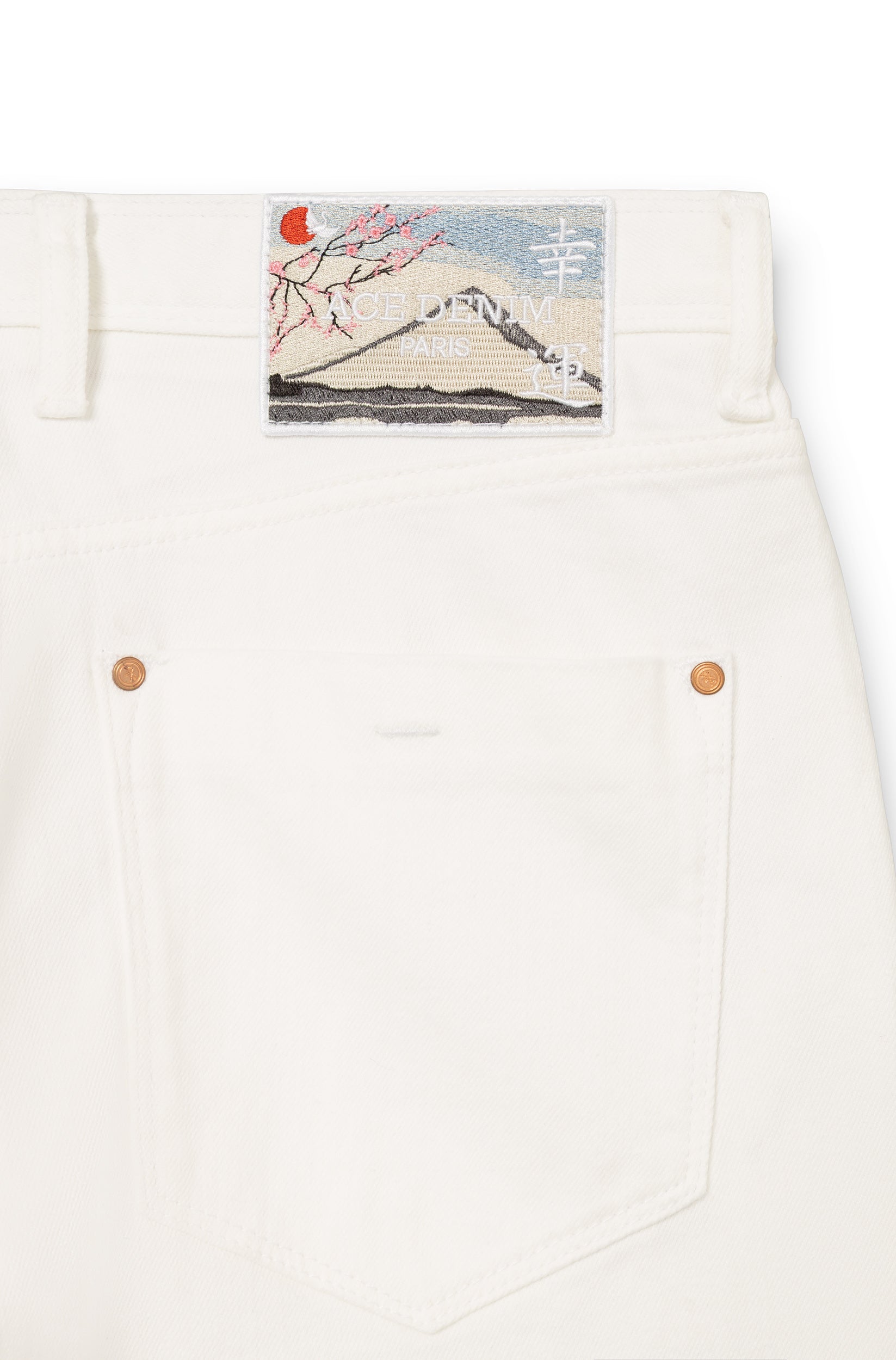 Détail du patch brodé signature en ceinture arrière du jean selvedge blanc AD 53 — Ace Denim Paris