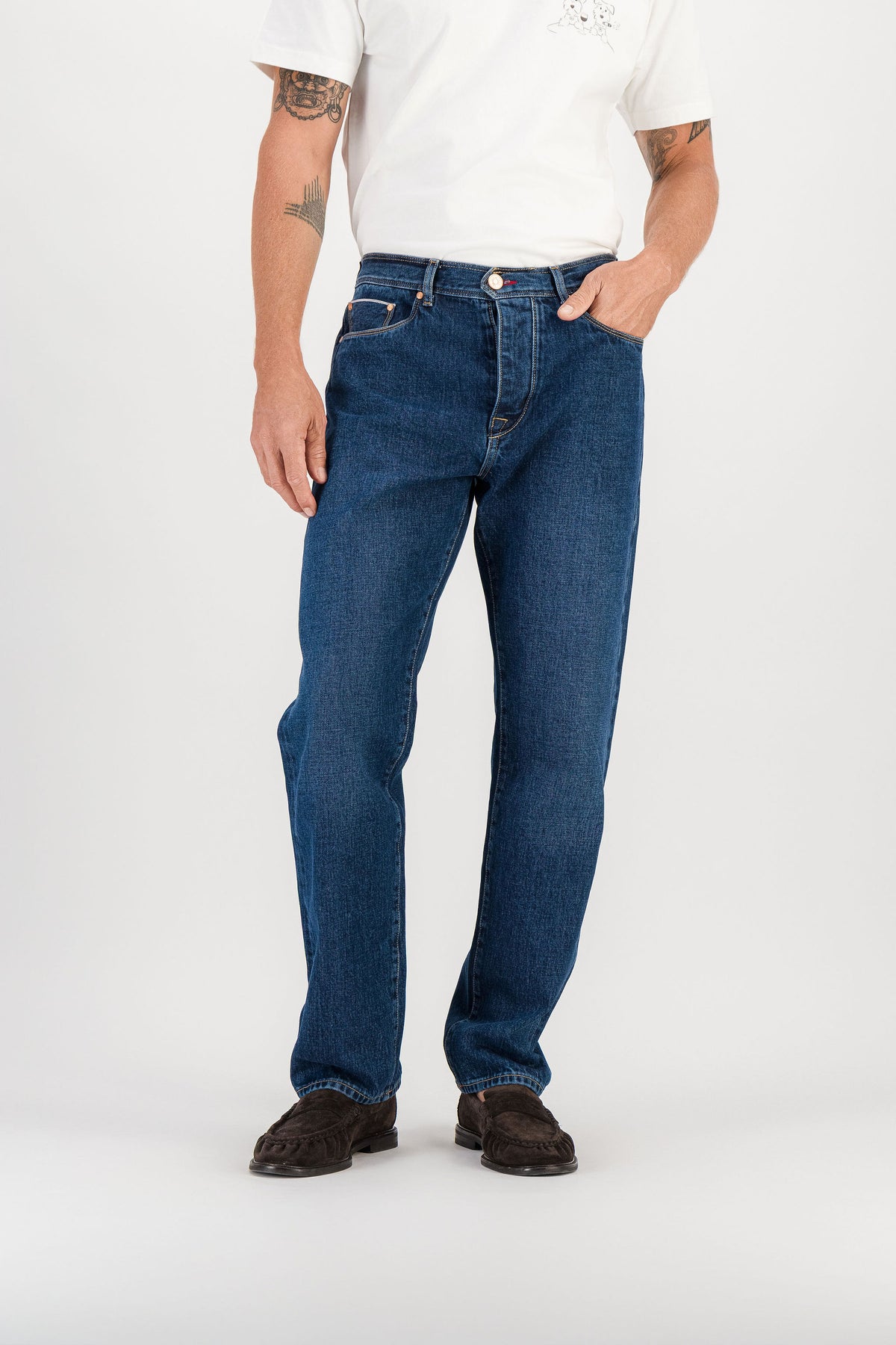 Jean droit homme selvedge dark stone porté main dans la poche vue de face — AD 53 Selvedge Ace Denim Paris