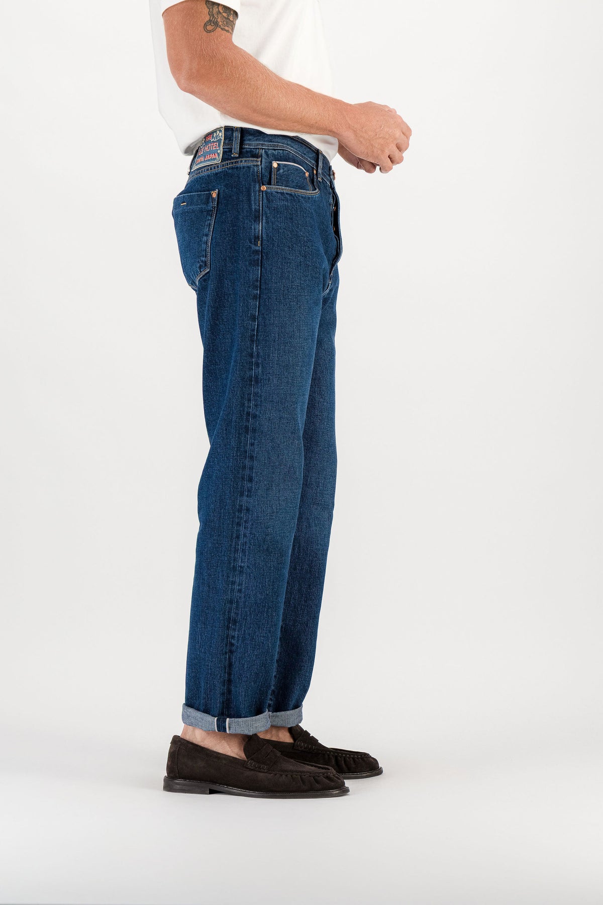 Jean droit selvedge dark stone vue de côté avec revers — AD 53 Selvedge Ace Denim Paris