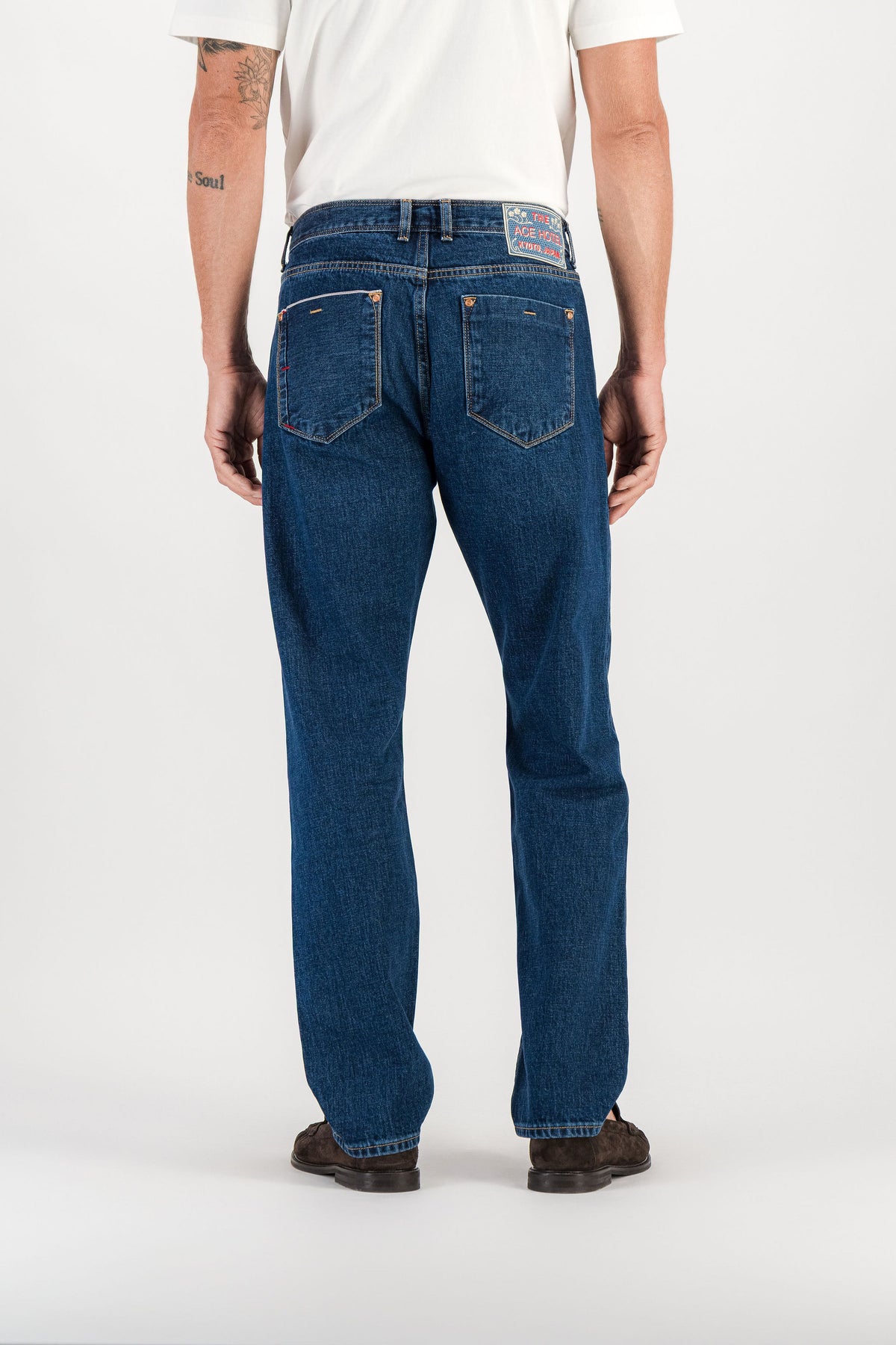 Vue dos jean droit selvedge dark stone porté, poches arrière et patch brodé signature — AD 53 Selvedge Ace Denim Paris