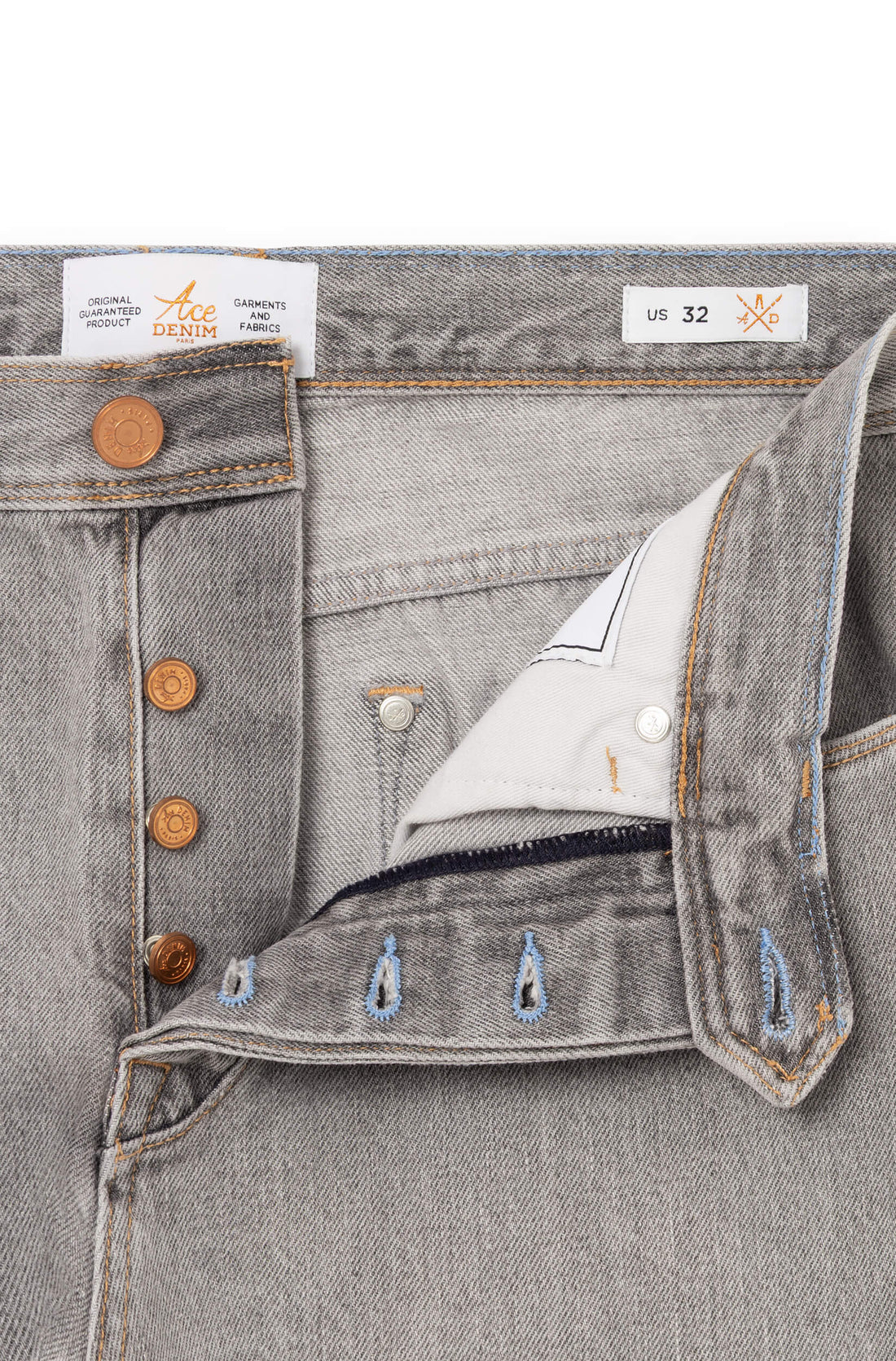 Détail braguette boutons cuivrés gravés et broderies intérieures bleues signature — AD 53 Selvedge Ace Denim Paris