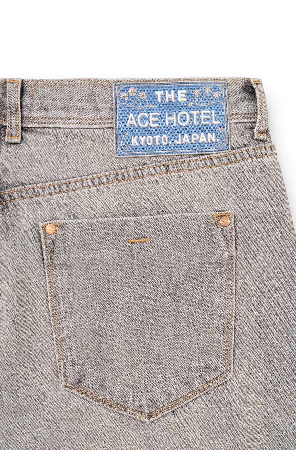Patch Ace Hotel Kyoto brodé signature en ceinture arrière jean selvedge gris clair — AD 53 Selvedge Ace Denim Paris