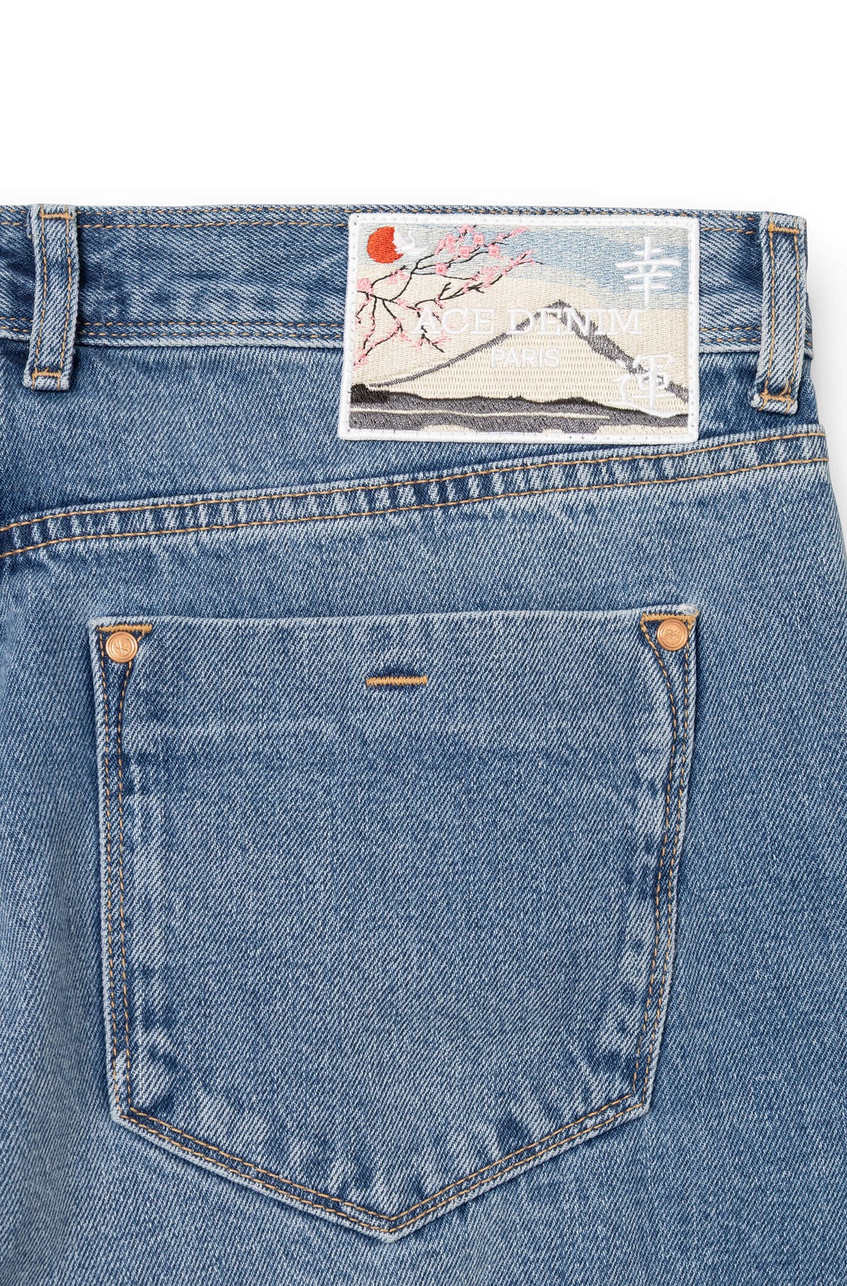 Patch Mont Fuji brodé signature en ceinture arrière jean selvedge bleu stone — AD 53 Selvedge Ace Denim Paris