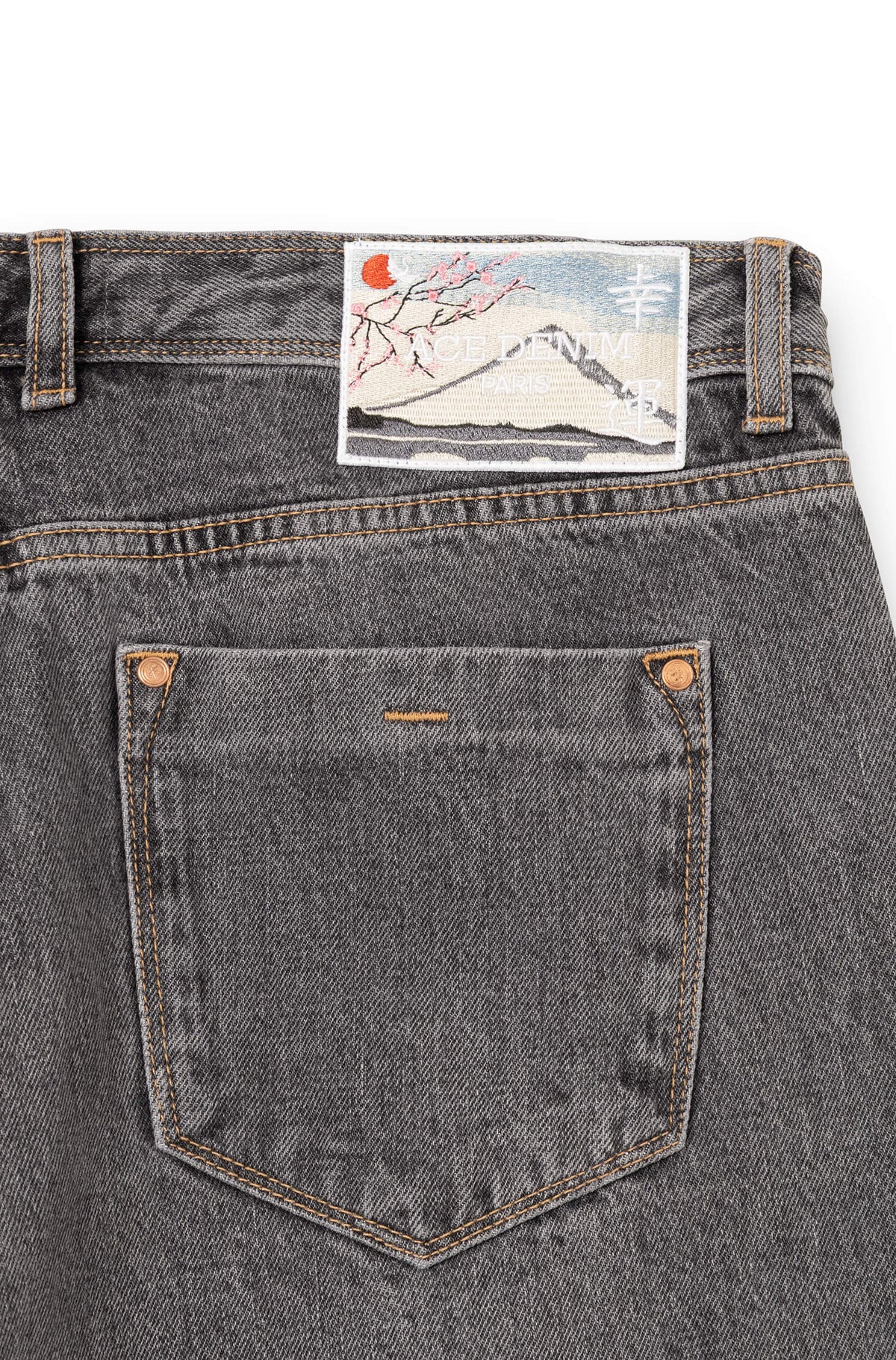 Patch Mont Fuji brodé signature en ceinture arrière jean selvedge gris — AD 53 Selvedge Ace Denim Paris
