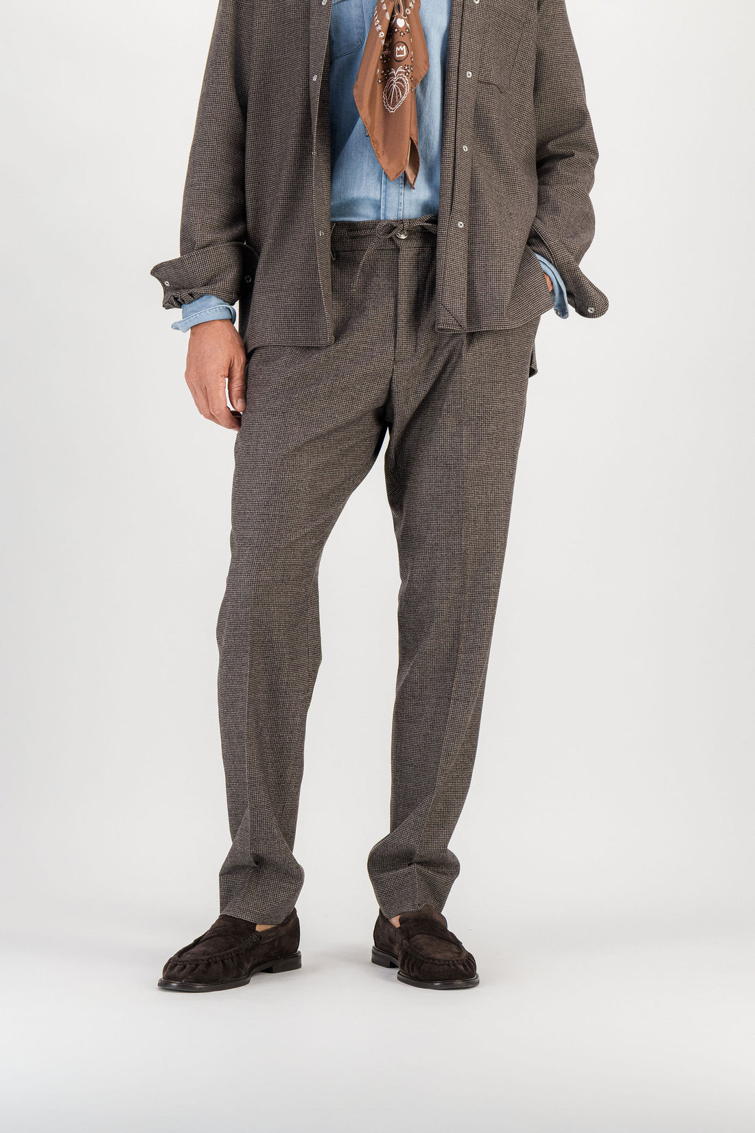 Pantalon Ample Laine Mérinos Pied de Poule Marron porté avec surchemise, mannequin 1m86 taille 32 — Ace Denim Paris