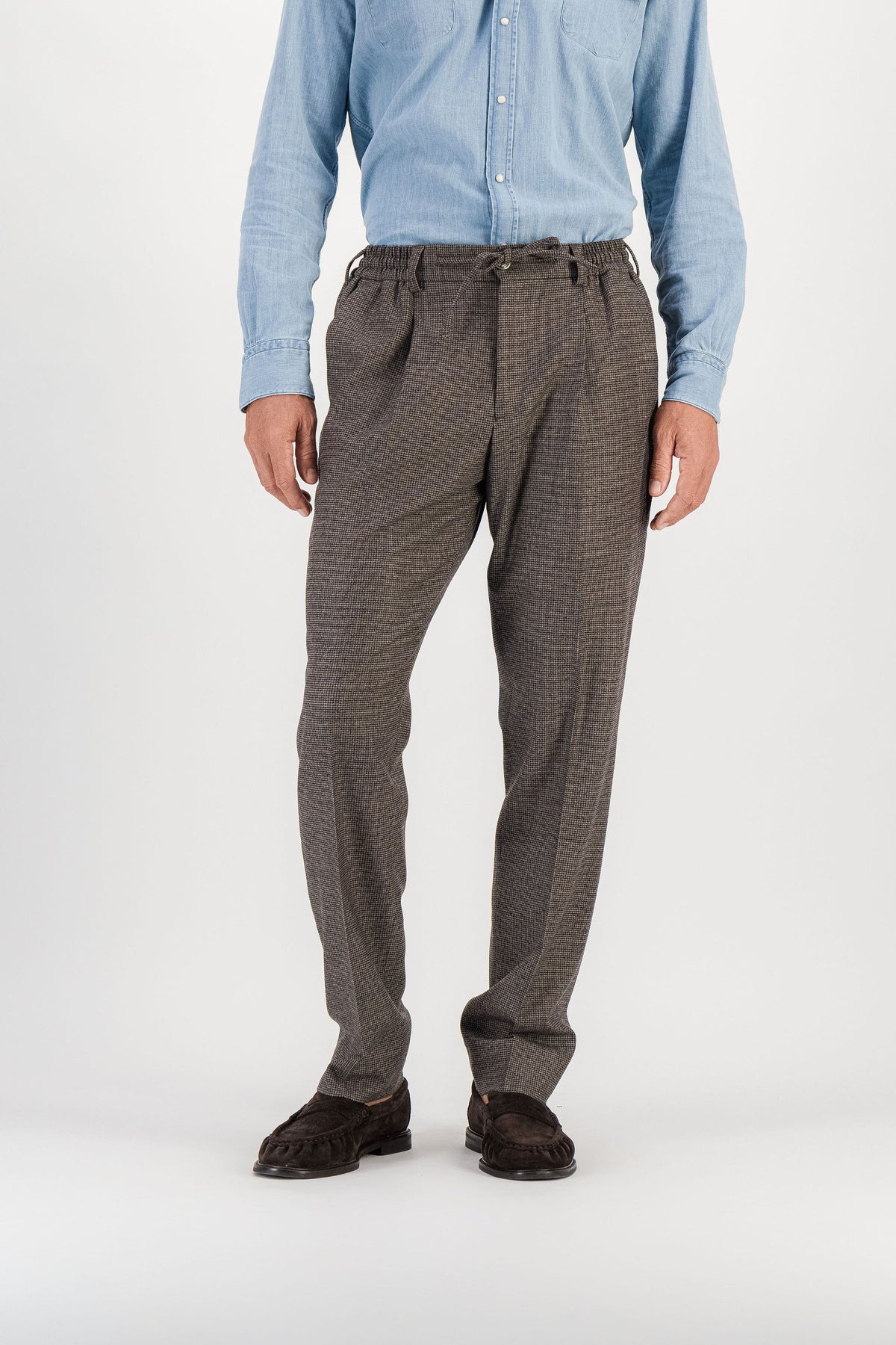 Loose Merino Wool Trousers Houndstooth Brown front view, elasticated drawstring waistband, model 186 cm size 32 — Ace Denim Paris