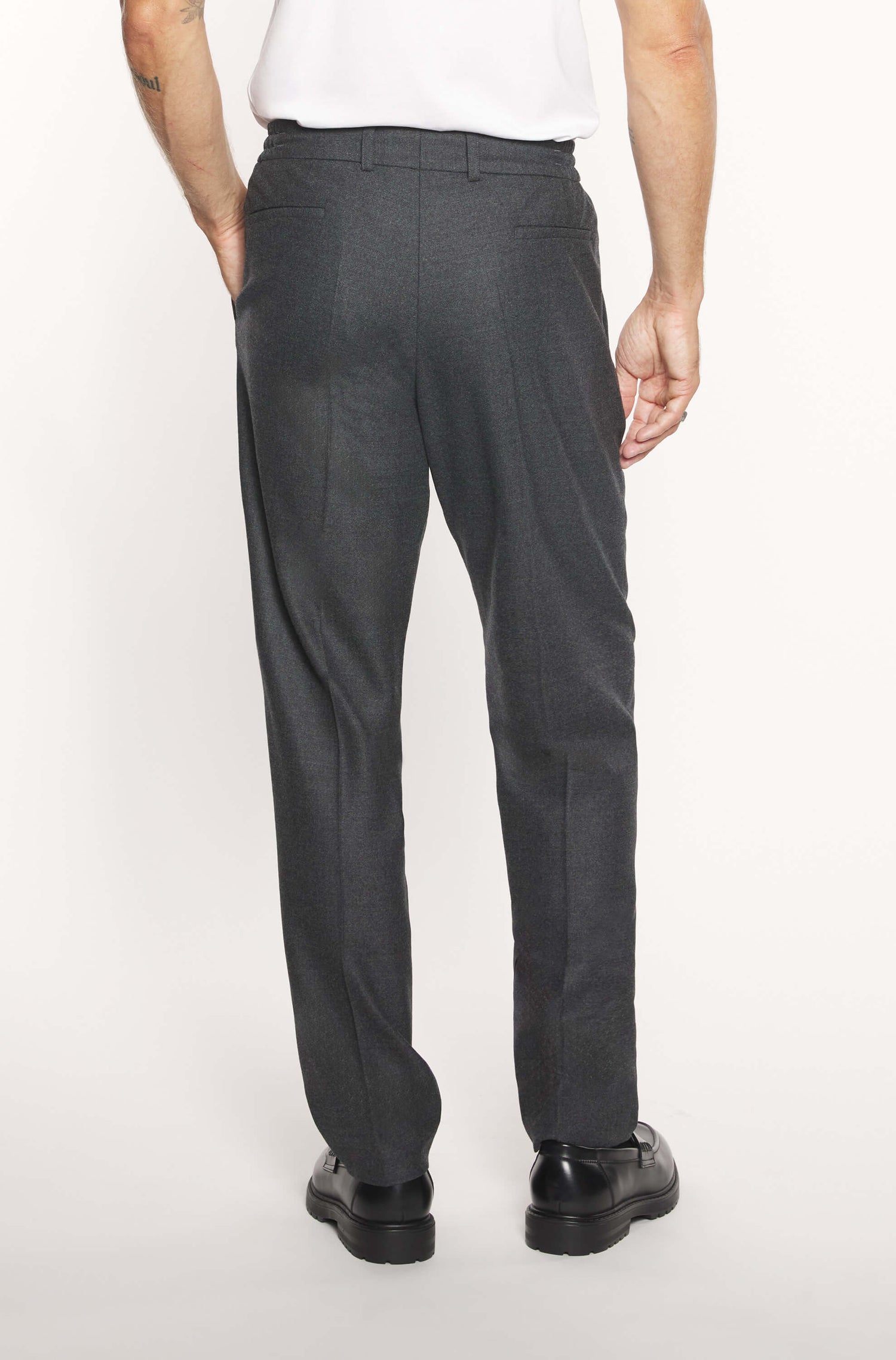AD 47 - Straight-Leg Pleated Trousers in Anthracite Merino Wool