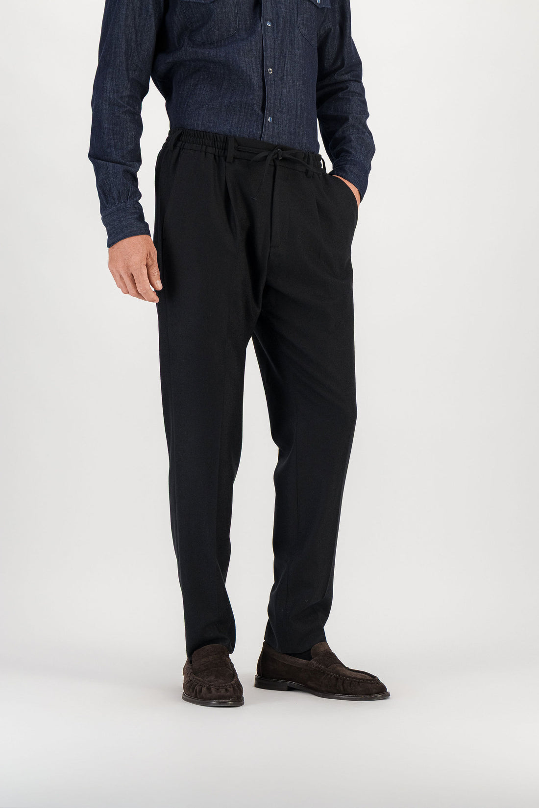 Pantalon Ample Laine Mérinos Noir vue face, ceinture élastiquée à cordon, mannequin 1m86 taille 32 — Ace Denim Paris