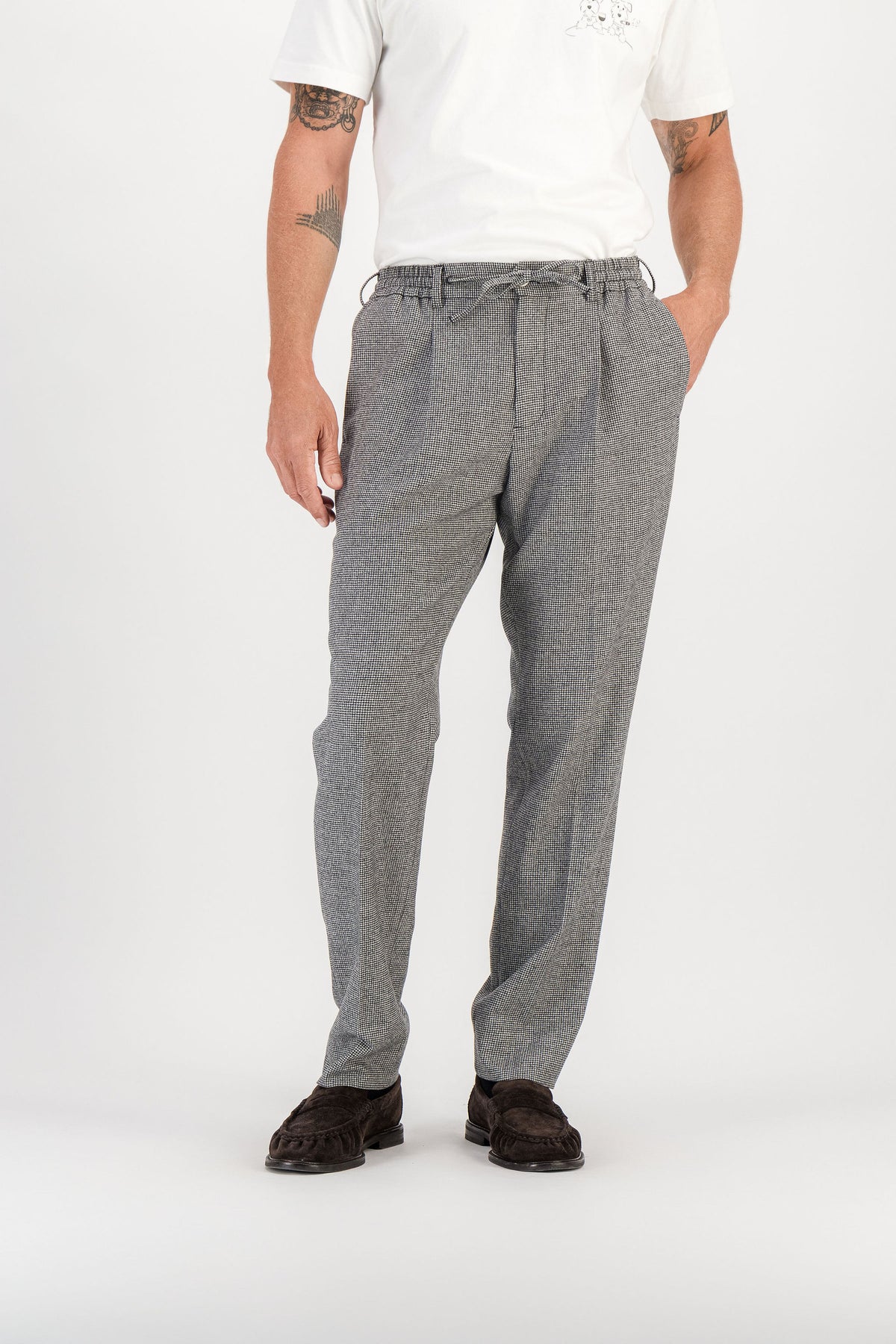 Pantalon Ample Laine Mérinos Pied de Poule Blanc vue face, ceinture élastiquée à cordon, mannequin 1m86 taille 32 — Ace Denim Paris