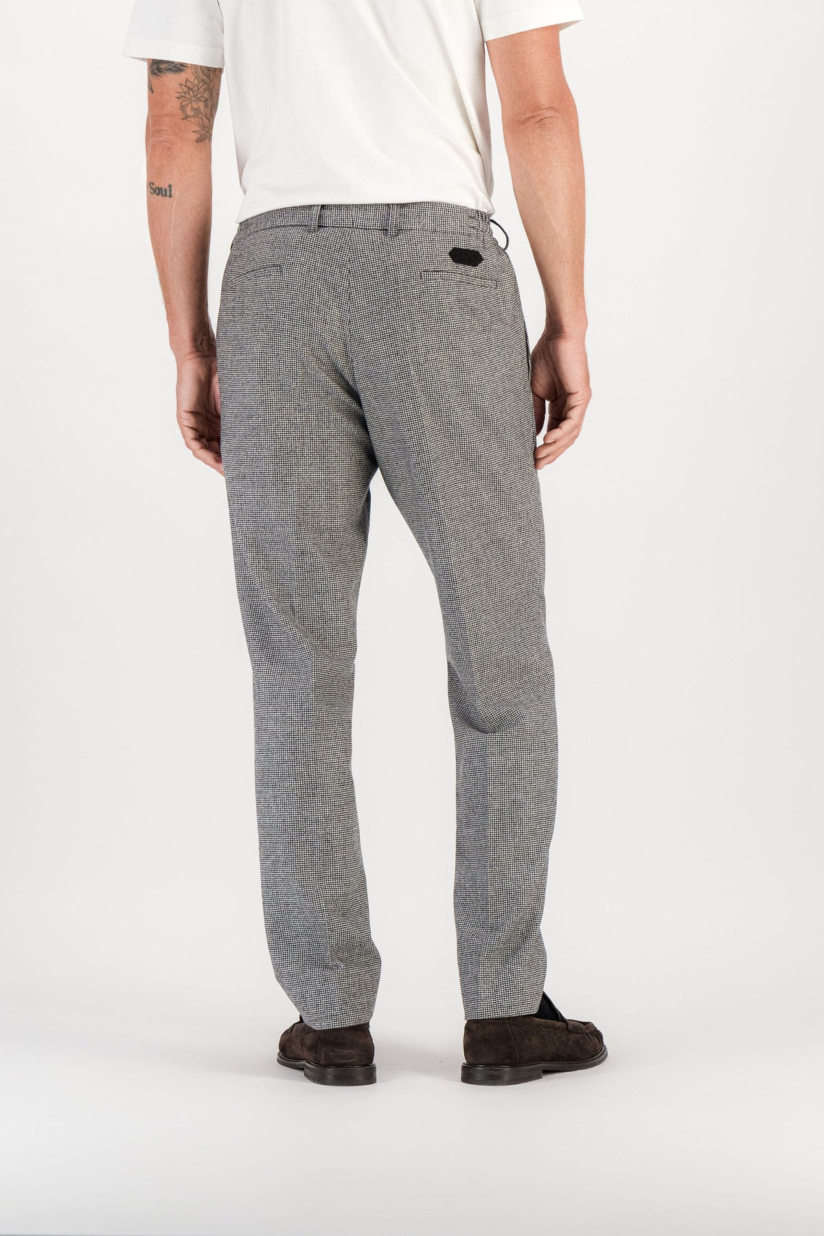 Pantalon Ample Laine Mérinos Pied de Poule Blanc vue dos, mannequin 1m86 taille 32 — Ace Denim Paris