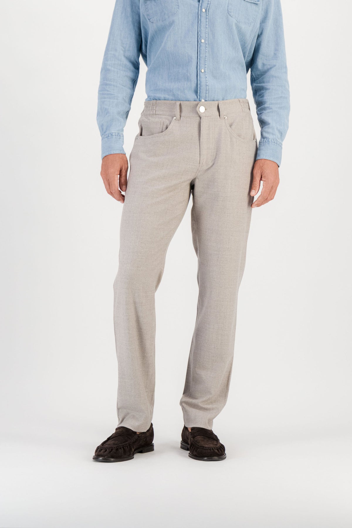 Pantalon flanelle laine mérinos beige porté vue de face, chemise denim bleue — AD 45 Ace Denim Paris