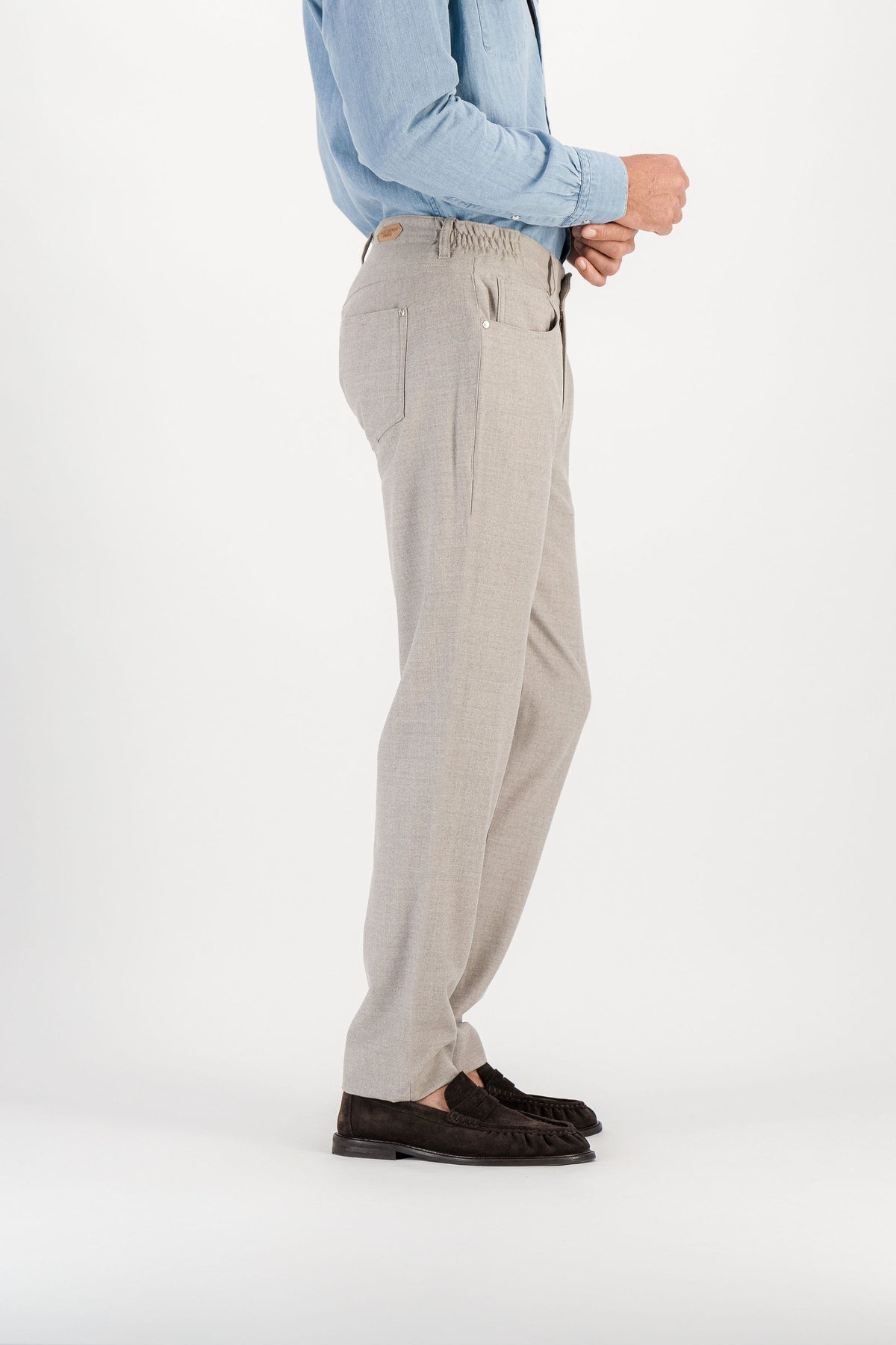 Pantalon flanelle laine mérinos beige porté vue de côté, patch daim signature visible en ceinture — AD 45 Ace Denim Paris