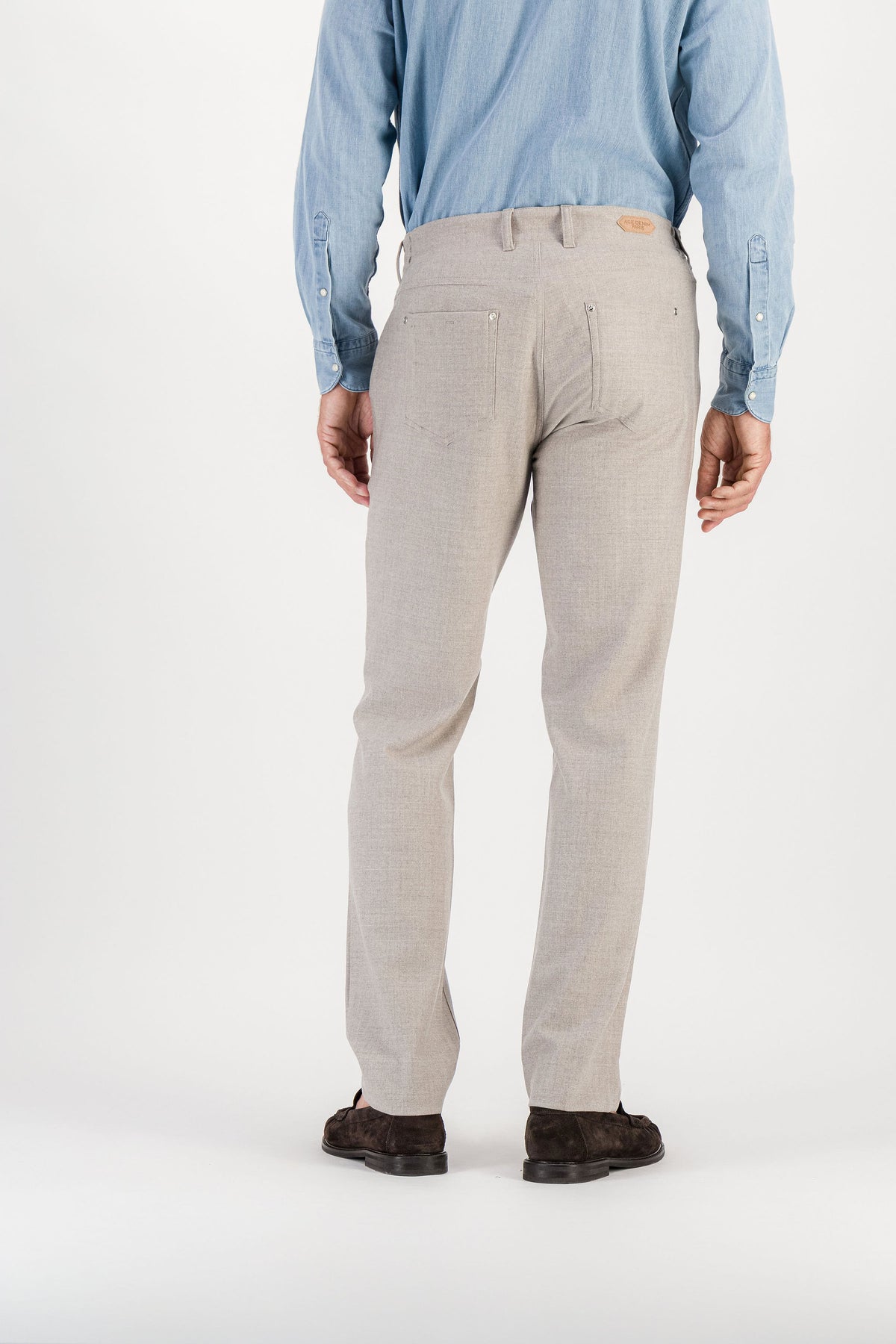 Vue de dos pantalon flanelle laine mérinos beige porté, poches arrière et patch daim — AD 45 Ace Denim Paris