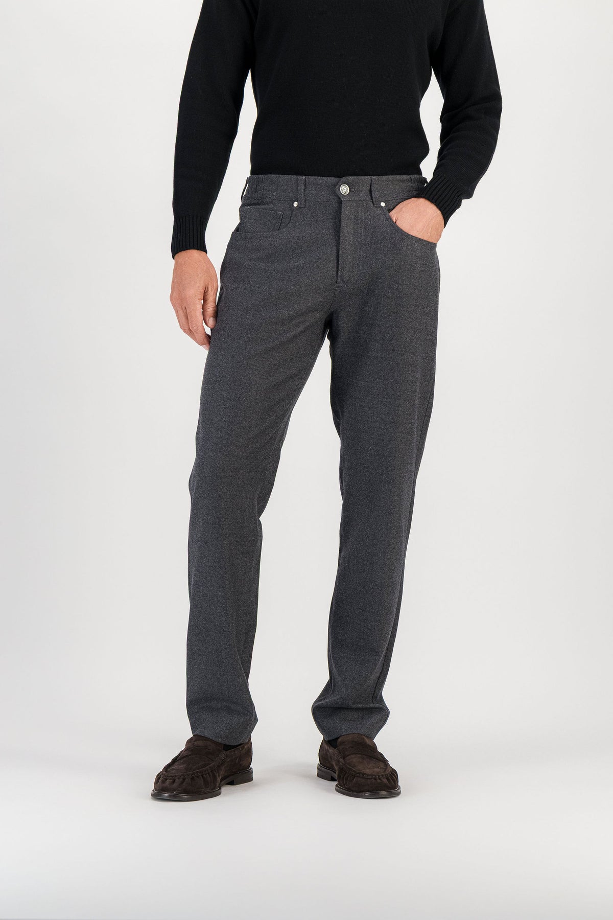 Pantalon flanelle laine mérinos gris anthracite porté vue de face, main dans la poche — AD 45 Ace Denim Paris